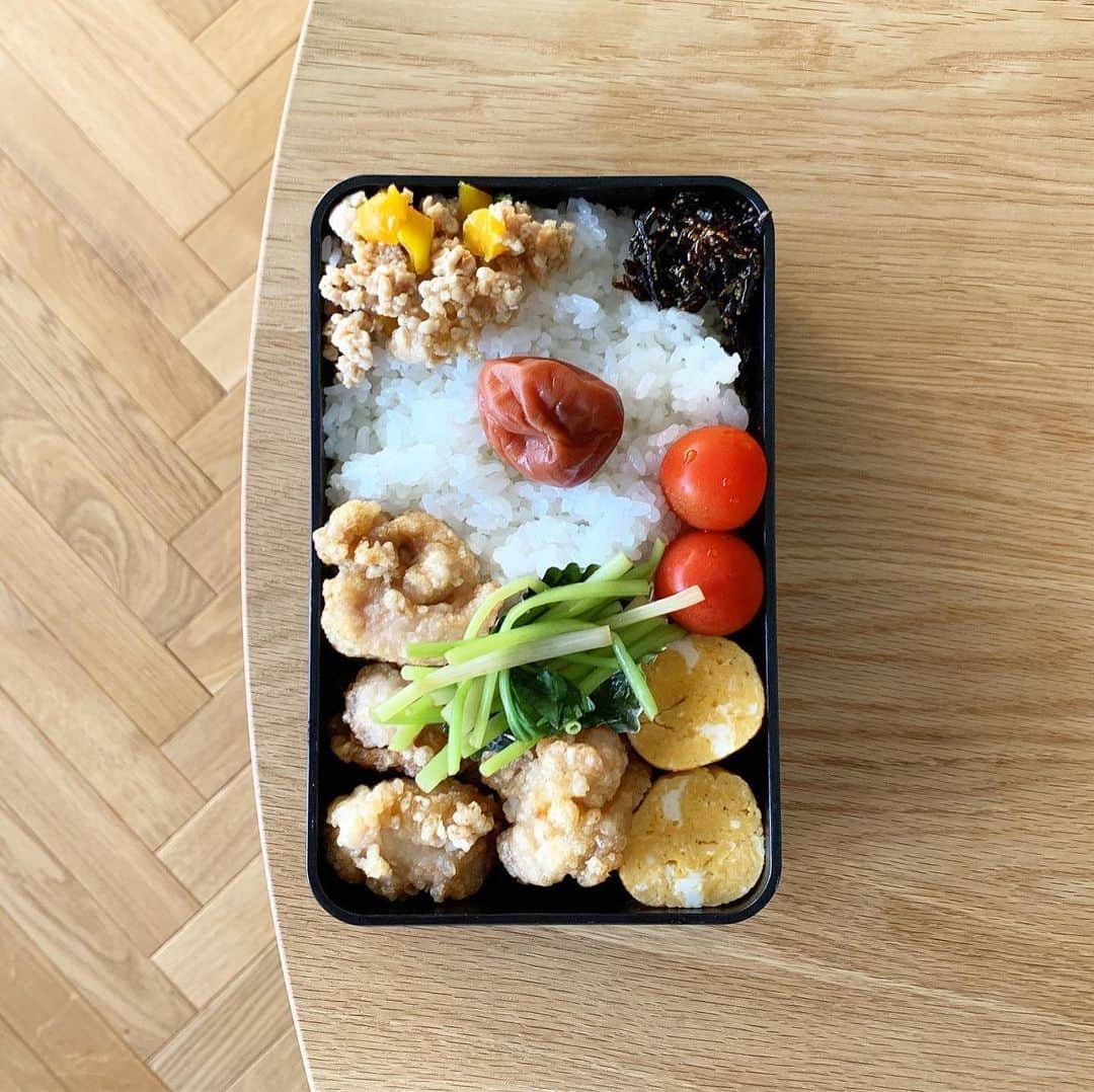 Shokoさんのインスタグラム写真 - (ShokoInstagram)「いつかのお弁当 * 今日は朝4：30に呼び出しがあり職場へ * 2学期もあとわずかだけれど 今日はお弁当を作れなかった😞 * パンでも買ってもらいましょ * いつも母任せの男子軍団 * 今朝はそれぞれいろいろやってくれているようです * Noaの散歩 餌やり ケージの掃除 水の交換 人間の朝食準備 * 温和な指揮官(夫)のもと いつもより早く準備が終わったもよう * 母さんいない方がいいみたい😆 * 今年もあとわずか 駆け抜けましょう！ * #犬になりたい　#いぬのきもち  #いぬのいる暮らし #お弁当　#暮し　#男子弁当　#ミニチュアシュナウザー　#ミニシュナ　#シュナ　#miniatureschnauzer #dog #dogstagram」12月23日 7時19分 - noanoa2019.2.11