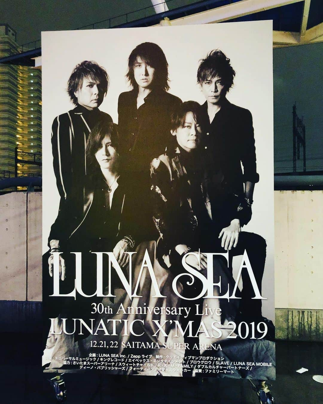 NATCHINさんのインスタグラム写真 - (NATCHINInstagram)「30th Anniversary LIVE LUNATIC X’MAS 2019  今まで僕が最もライブ観戦したアーティストはダントツでLUNA SEAです。  たまたま、町田PLAYHOUSE出身というだけで、未だに可愛がって頂いており、感謝しかないです。  先輩が日清パワーステーションでやれば、僕らもいつかあのステージで、大宮ソニックシティでやれば、いつかあのステージで…とずっと背中を追い続けてきたように感じます。  そんな先輩が30周年を迎え、改めて偉大さだったり、器の大きさだったり、色んな事が観れた、さいたまスーパーアリーナでした。  五人に出逢えて良かった。 LUNA SEAが先輩で良かった。  これからも、背中を追い続けたいと思います。  #lunasea #christmas #さいたまスーパーアリーナ」12月23日 7時35分 - natchin1015