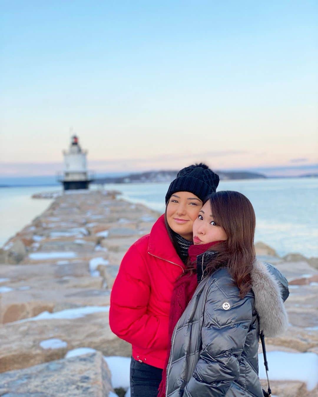 北村彩乃のインスタグラム：「Love the winter spirits ☃️❄️ . . 冬っていいね🥺❤ . . #portland #maine #lighthouse #winterspirit #instatravel #travelgram #灯台 #アメリカ生活 #アメリカ在住 #ポートランド #メイン州 #ライトハウス #たびじょ #タビジョ #タビジョと繋がりたい #旅行好きな人と繋がりたい #ファッション好きな人と繋がりたい」