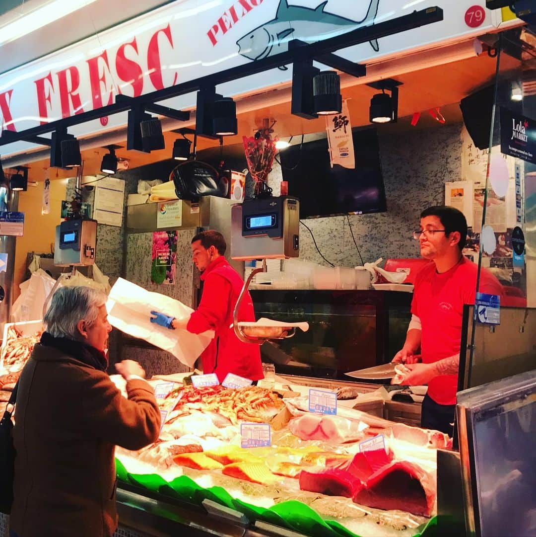 カワハラユキコさんのインスタグラム写真 - (カワハラユキコInstagram)「【バルセロナの日本人御用達店】 Food stores of Barcelona market that Japanese people love. 🇪🇸 スペイン旅ごはん連載の市場編には入れられなかったけど、バルセロナの市場といえば思い出深いのが、この日本人御用達のお店たち。 ・ その1。ガルバニー市場のalex。スペインで薄切り肉は超貴重なので、ここで大量に買って冷凍ストックしてました。スタッフさんが日本語堪能なのもすばらしい。ちなみに肉といえば厚切り！という国は多くて、アルゼンチン育ちの人には薄切り肉なんて肉じゃないとまで言われたよ🤣。 ・ その2。サンタカテリナ市場のpeix fresc。新鮮魚介の店。日本人がまず最初に教えてもらう店。(でも魚介は他にも新鮮な店たくさんあり) ・ その3。ガルバニー市場の新鮮卵屋さん。スペインでは日本ほど卵を生では食べないので、生で食べたいときはここで購入。 ・ 日本語の張り紙は、どれも日本語がちゃんとしてたり達筆だったりして、協力した日本人がきっといたんだろな、なんて思いを馳せてました。懐かしいなあ！そしてありがたいお店たちでした。 🇪🇸 スペインごはん連載の市場編はプロフィールのリンクから飛べます。 🇪🇸 #スペイン  #バルセロナ #スペイン料理  #スペイン旅行  #スペイン語  #市場 #日本語 #薄切り肉  #spain  #barcelona #mercado」12月23日 7時52分 - yukky_kkk