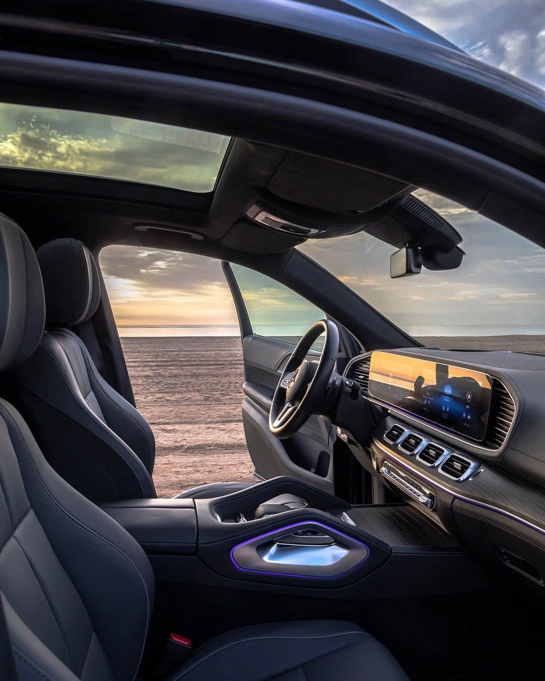 メルセデス・ベンツさんのインスタグラム写真 - (メルセデス・ベンツInstagram)「Invites you to stay a little longer – the luxurious cockpit with the latest #MBUX technology inside the new Mercedes-Benz GLS. #MercedesBenz #GLS #CarsOfInstagram #InstaCar #MBCar #interior 📸 @ryan.koopmans for #MBsocialcar」12月23日 7時55分 - mercedesbenz