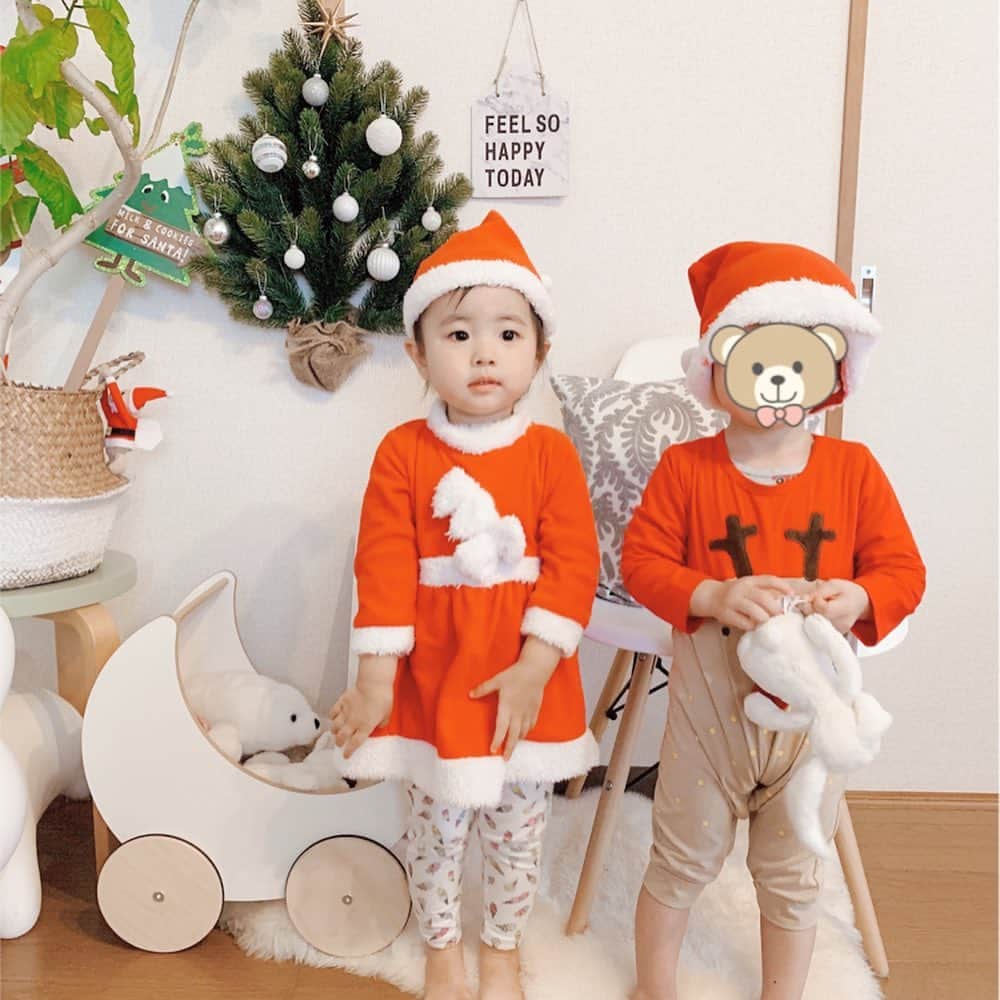 mariomi324さんのインスタグラム写真 - (mariomi324Instagram)「#クリスマスパーティー 🎄💕 #サンタコス 🎅🏻 可愛い❤️❤️❤️ ママたちはひたすらtalkに🍸に😆 子供たちはひたすら遊んでました✨ また来てね👩‍👧 Merry christmas🎁 ＊ 最後の2枚は去年の写真♥️ おっきくなったね👧🏻👦🏻 ＊ ＊ ＊ ＊ #2歳2ヶ月 #女の子ママ #kidsfashion #キッズコーデ #キッズファッション #今日のコーデ #子供のいる暮らし #おうち時間 #ootd #outfit #リビングインテリア #interiordesign #アルテックスツール #手押し車 #oohnoo #クリスマス雑貨 #Xmas #christmastree #christmas #santaclaus #キッズサンタ」12月23日 8時06分 - mario_ym324