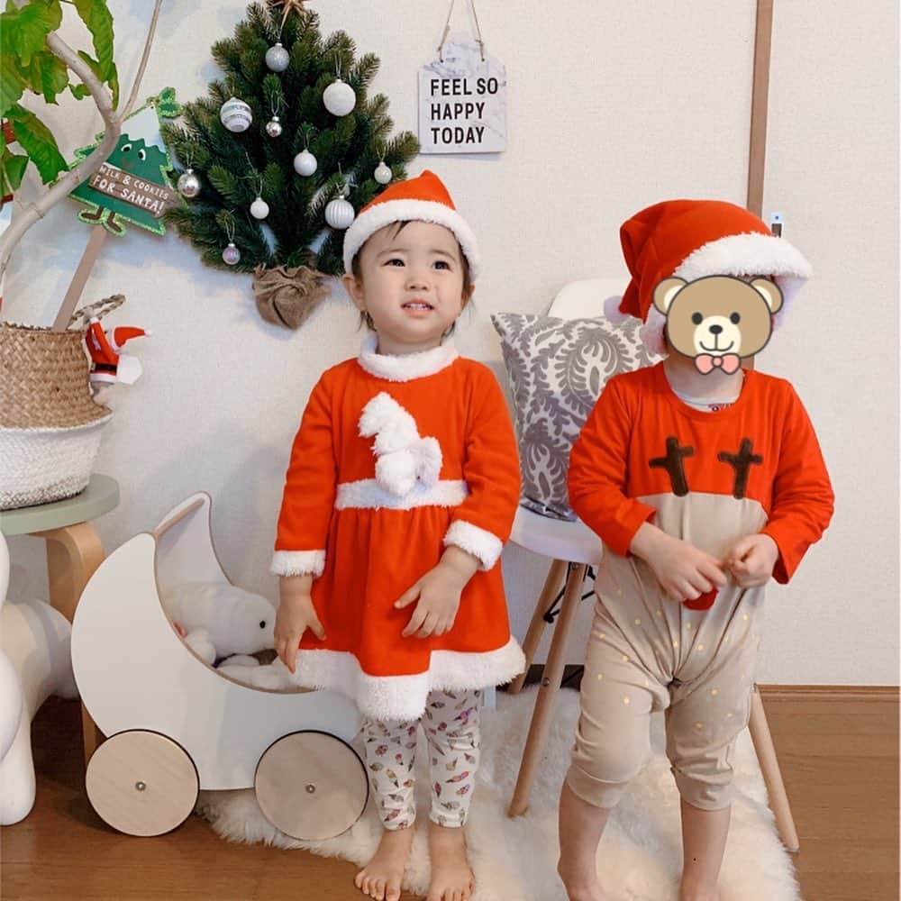 mariomi324さんのインスタグラム写真 - (mariomi324Instagram)「#クリスマスパーティー 🎄💕 #サンタコス 🎅🏻 可愛い❤️❤️❤️ ママたちはひたすらtalkに🍸に😆 子供たちはひたすら遊んでました✨ また来てね👩‍👧 Merry christmas🎁 ＊ 最後の2枚は去年の写真♥️ おっきくなったね👧🏻👦🏻 ＊ ＊ ＊ ＊ #2歳2ヶ月 #女の子ママ #kidsfashion #キッズコーデ #キッズファッション #今日のコーデ #子供のいる暮らし #おうち時間 #ootd #outfit #リビングインテリア #interiordesign #アルテックスツール #手押し車 #oohnoo #クリスマス雑貨 #Xmas #christmastree #christmas #santaclaus #キッズサンタ」12月23日 8時06分 - mario_ym324