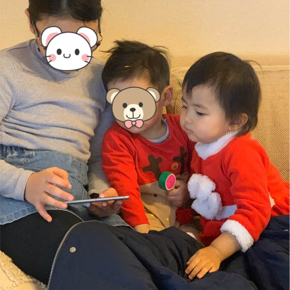 mariomi324さんのインスタグラム写真 - (mariomi324Instagram)「#クリスマスパーティー 🎄💕 #サンタコス 🎅🏻 可愛い❤️❤️❤️ ママたちはひたすらtalkに🍸に😆 子供たちはひたすら遊んでました✨ また来てね👩‍👧 Merry christmas🎁 ＊ 最後の2枚は去年の写真♥️ おっきくなったね👧🏻👦🏻 ＊ ＊ ＊ ＊ #2歳2ヶ月 #女の子ママ #kidsfashion #キッズコーデ #キッズファッション #今日のコーデ #子供のいる暮らし #おうち時間 #ootd #outfit #リビングインテリア #interiordesign #アルテックスツール #手押し車 #oohnoo #クリスマス雑貨 #Xmas #christmastree #christmas #santaclaus #キッズサンタ」12月23日 8時06分 - mario_ym324