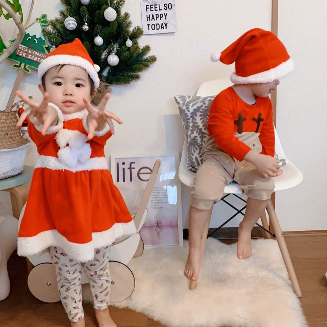 mariomi324さんのインスタグラム写真 - (mariomi324Instagram)「#クリスマスパーティー 🎄💕 #サンタコス 🎅🏻 可愛い❤️❤️❤️ ママたちはひたすらtalkに🍸に😆 子供たちはひたすら遊んでました✨ また来てね👩‍👧 Merry christmas🎁 ＊ 最後の2枚は去年の写真♥️ おっきくなったね👧🏻👦🏻 ＊ ＊ ＊ ＊ #2歳2ヶ月 #女の子ママ #kidsfashion #キッズコーデ #キッズファッション #今日のコーデ #子供のいる暮らし #おうち時間 #ootd #outfit #リビングインテリア #interiordesign #アルテックスツール #手押し車 #oohnoo #クリスマス雑貨 #Xmas #christmastree #christmas #santaclaus #キッズサンタ」12月23日 8時06分 - mario_ym324