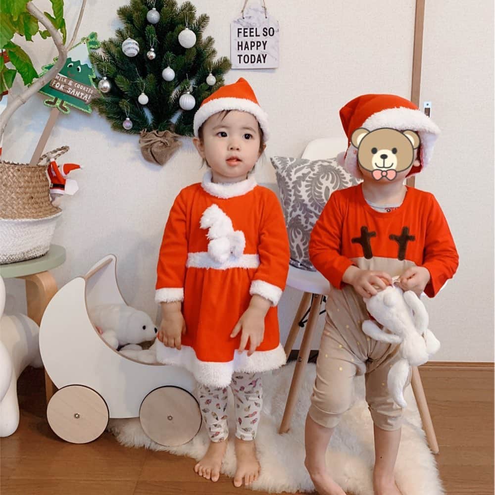 mariomi324さんのインスタグラム写真 - (mariomi324Instagram)「#クリスマスパーティー 🎄💕 #サンタコス 🎅🏻 可愛い❤️❤️❤️ ママたちはひたすらtalkに🍸に😆 子供たちはひたすら遊んでました✨ また来てね👩‍👧 Merry christmas🎁 ＊ 最後の2枚は去年の写真♥️ おっきくなったね👧🏻👦🏻 ＊ ＊ ＊ ＊ #2歳2ヶ月 #女の子ママ #kidsfashion #キッズコーデ #キッズファッション #今日のコーデ #子供のいる暮らし #おうち時間 #ootd #outfit #リビングインテリア #interiordesign #アルテックスツール #手押し車 #oohnoo #クリスマス雑貨 #Xmas #christmastree #christmas #santaclaus #キッズサンタ」12月23日 8時06分 - mario_ym324