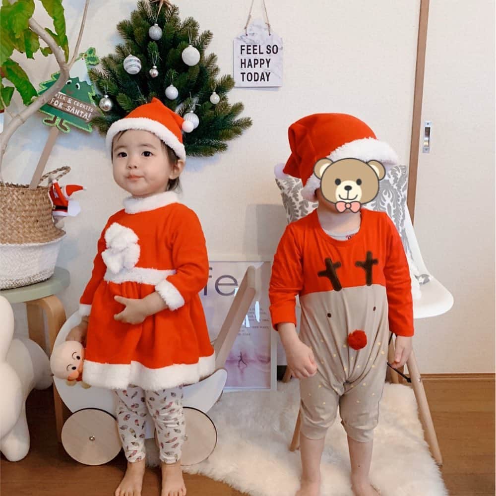 mariomi324さんのインスタグラム写真 - (mariomi324Instagram)「#クリスマスパーティー 🎄💕 #サンタコス 🎅🏻 可愛い❤️❤️❤️ ママたちはひたすらtalkに🍸に😆 子供たちはひたすら遊んでました✨ また来てね👩‍👧 Merry christmas🎁 ＊ 最後の2枚は去年の写真♥️ おっきくなったね👧🏻👦🏻 ＊ ＊ ＊ ＊ #2歳2ヶ月 #女の子ママ #kidsfashion #キッズコーデ #キッズファッション #今日のコーデ #子供のいる暮らし #おうち時間 #ootd #outfit #リビングインテリア #interiordesign #アルテックスツール #手押し車 #oohnoo #クリスマス雑貨 #Xmas #christmastree #christmas #santaclaus #キッズサンタ」12月23日 8時06分 - mario_ym324