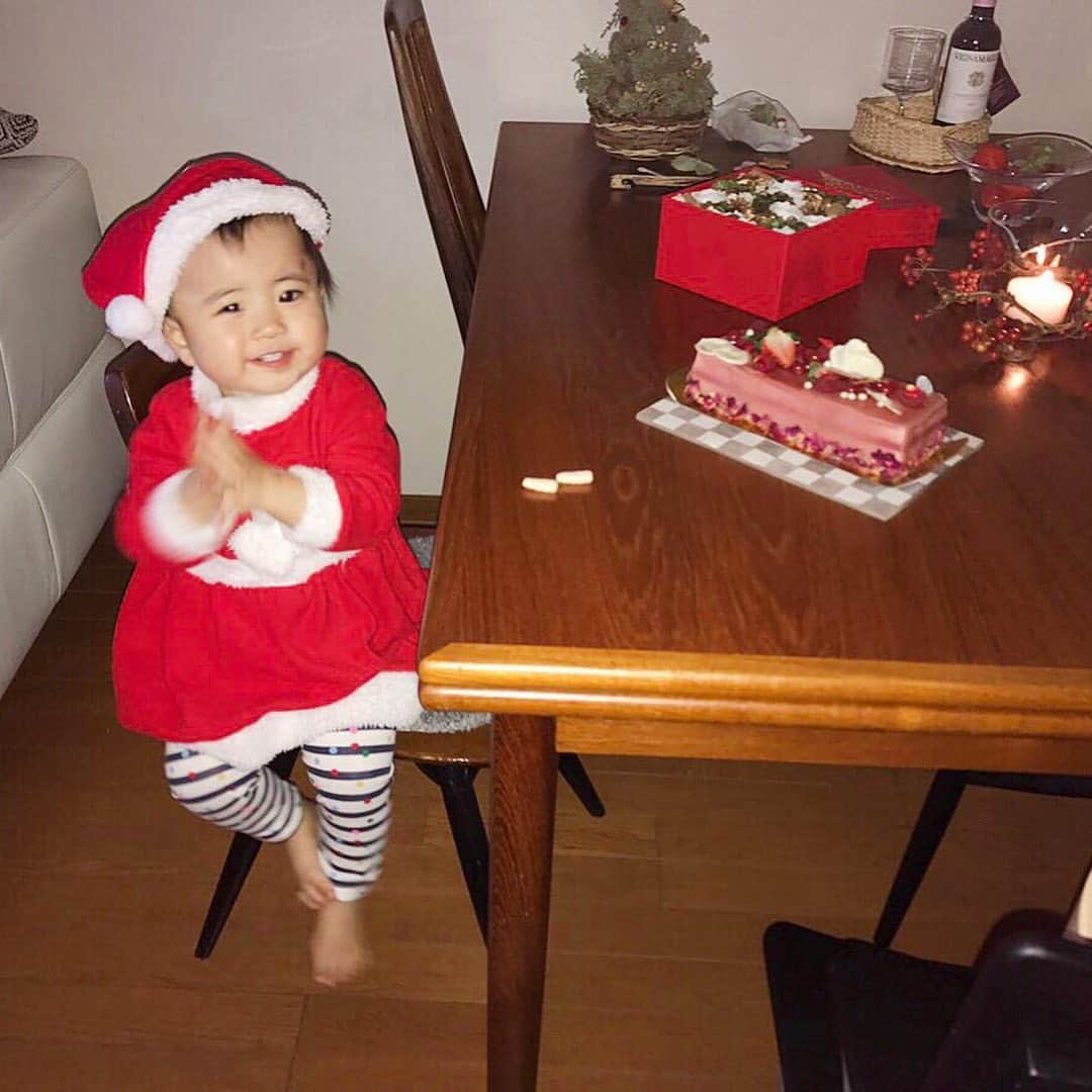 mariomi324さんのインスタグラム写真 - (mariomi324Instagram)「#クリスマスパーティー 🎄💕 #サンタコス 🎅🏻 可愛い❤️❤️❤️ ママたちはひたすらtalkに🍸に😆 子供たちはひたすら遊んでました✨ また来てね👩‍👧 Merry christmas🎁 ＊ 最後の2枚は去年の写真♥️ おっきくなったね👧🏻👦🏻 ＊ ＊ ＊ ＊ #2歳2ヶ月 #女の子ママ #kidsfashion #キッズコーデ #キッズファッション #今日のコーデ #子供のいる暮らし #おうち時間 #ootd #outfit #リビングインテリア #interiordesign #アルテックスツール #手押し車 #oohnoo #クリスマス雑貨 #Xmas #christmastree #christmas #santaclaus #キッズサンタ」12月23日 8時06分 - mario_ym324