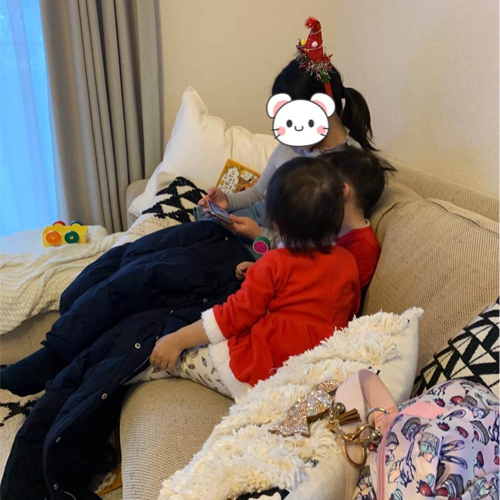 mariomi324さんのインスタグラム写真 - (mariomi324Instagram)「#クリスマスパーティー 🎄💕 #サンタコス 🎅🏻 可愛い❤️❤️❤️ ママたちはひたすらtalkに🍸に😆 子供たちはひたすら遊んでました✨ また来てね👩‍👧 Merry christmas🎁 ＊ 最後の2枚は去年の写真♥️ おっきくなったね👧🏻👦🏻 ＊ ＊ ＊ ＊ #2歳2ヶ月 #女の子ママ #kidsfashion #キッズコーデ #キッズファッション #今日のコーデ #子供のいる暮らし #おうち時間 #ootd #outfit #リビングインテリア #interiordesign #アルテックスツール #手押し車 #oohnoo #クリスマス雑貨 #Xmas #christmastree #christmas #santaclaus #キッズサンタ」12月23日 8時06分 - mario_ym324