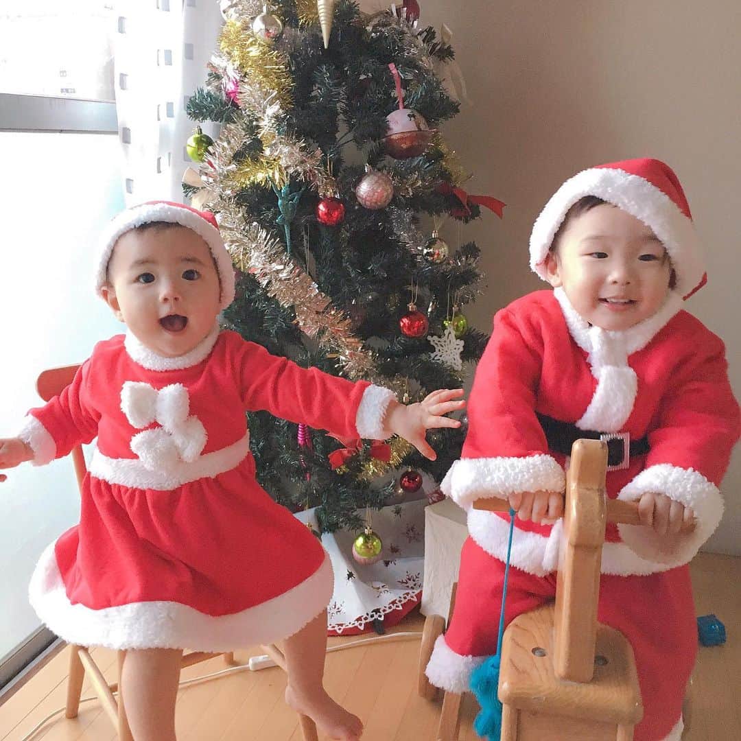 mariomi324さんのインスタグラム写真 - (mariomi324Instagram)「#クリスマスパーティー 🎄💕 #サンタコス 🎅🏻 可愛い❤️❤️❤️ ママたちはひたすらtalkに🍸に😆 子供たちはひたすら遊んでました✨ また来てね👩‍👧 Merry christmas🎁 ＊ 最後の2枚は去年の写真♥️ おっきくなったね👧🏻👦🏻 ＊ ＊ ＊ ＊ #2歳2ヶ月 #女の子ママ #kidsfashion #キッズコーデ #キッズファッション #今日のコーデ #子供のいる暮らし #おうち時間 #ootd #outfit #リビングインテリア #interiordesign #アルテックスツール #手押し車 #oohnoo #クリスマス雑貨 #Xmas #christmastree #christmas #santaclaus #キッズサンタ」12月23日 8時06分 - mario_ym324