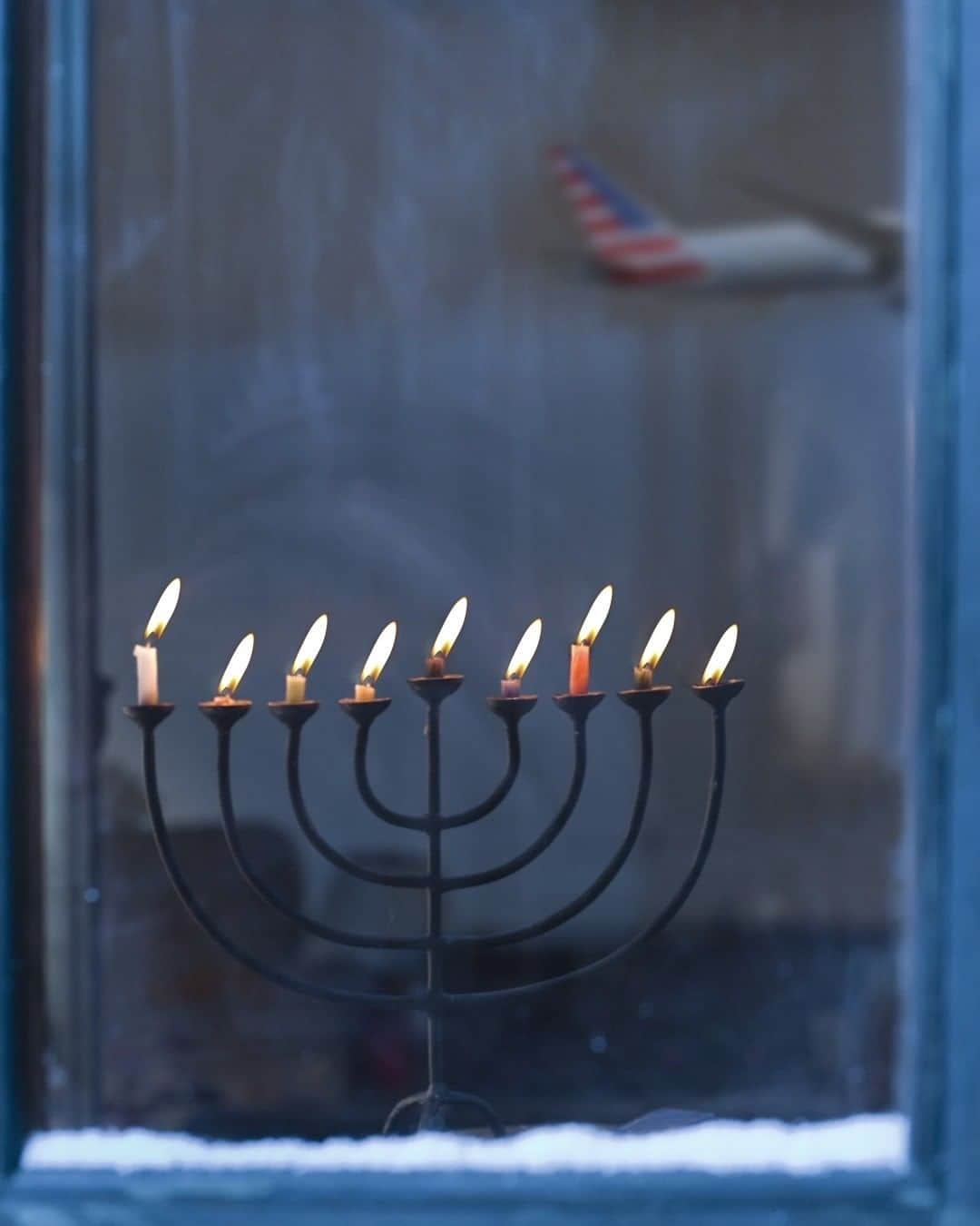 アメリカン航空のインスタグラム：「Happy Hanukkah and Chag Sameach!」