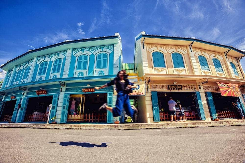 タイ国政府観光庁さんのインスタグラム写真 - (タイ国政府観光庁Instagram)「⠀ ／⠀ プーケットの旧市街「プーケットタウン」から⠀ おはようございます☀️⠀ ＼⠀ ⠀ 「プーケットタウン」は、中国とインドの貿易によって栄えた町🚢⠀ ⠀ 現在でもシノポルトガル様式の建物が並び、異国情緒ただよう雰囲気を楽しむことができます👀✨⠀ ⠀ ではでは、皆さま今週も1週間、⠀ がんばりましょう☺️⠀ ⠀ #今週も頑張ろう #タイ #プーケット #プーケット島 #プーケットタウン #旧市街 #朝の風景 #南の島 #絶景 #異国情緒 #プーケット散歩 #散歩 #プーケット旅行  #こんなタイ知らなかった #タイを知りつくす #旅好きな人と繋がりたい #旅行好きな人と繋がりたい #ローカル体験 #thailand #phuket #phukettown #amazingthailand #thailandtravel #thailandtrip #thai #thaistagram #lovethailand #thainess #localexperience #genic_thailand」12月23日 8時00分 - amazingthailandjp