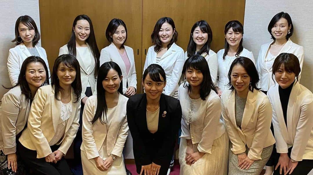 山部朱里のインスタグラム：「. . 我が子２人連れて女子アナ47の総会に参加してきました。 女子アナ47として活動してから、「一人だったらできないことも、みんなで集まれば挑戦できたり経験できることがある！」ということがわかった一年でした。 ２０２０年もおもしろい企画がたくさんあります。 ママアナウンサーとしても活動できるのが女子アナ47の嬉しいところ。 .群馬でもお仕事したいのでお声掛けお待ちしています😊 . . #女子アナ #女子アナ47 #アナウンサー #フリーアナウンサー #ママアナウンサー #地方 #地方創生 #司会 #MC #イベント #男の子ママ #年子ママ #産後1ヶ月 #社会貢献  #アナウンサーコーデ  #群馬 #地方局 #地元 #我が子のお気に入りのページの破れたところを修復してから就寝 #愛読書はこども図鑑 #パパからの初めてのプレゼント」