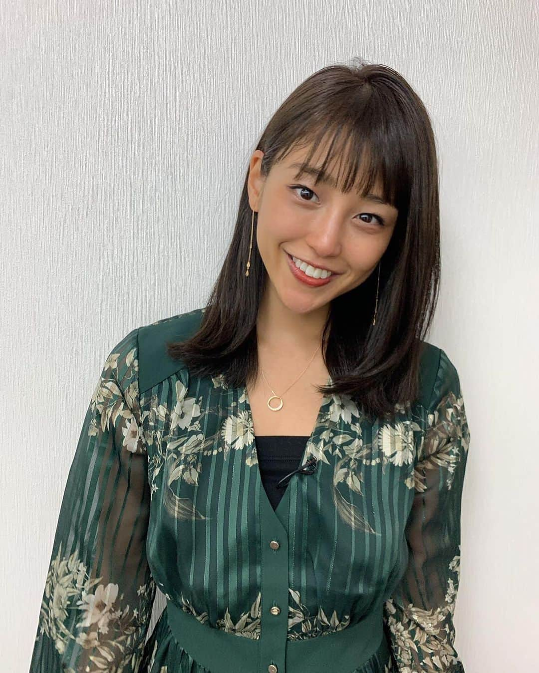 岡副麻希さんのインスタグラム写真 - (岡副麻希Instagram)「🍓﻿ おはようございます！﻿ 今週もはじまりましたね〜☺️#げつようび﻿ ﻿ 今夜【#Ｑ様、2019年ニュースの主役﻿ 三時間半スペシャル】﻿ ﻿ #テレビ朝日 系列（18時45分〜）﻿ 出演します☺️🔍﻿🪐 ﻿ クイズと共に映像でもまるっと見るが出来て﻿ こんなことやあんなこともあったなぁ﻿ と振り返ることができ、﻿ いよいよの年の瀬を感じました😌﻿#2019 ﻿ 私個人の結果はともかく🥺 ぜひ皆さんもテレビの前で一緒に﻿ 参戦してください❣️﻿✏️💓 ﻿ 👗#tedbaker 💎#starjewelry」12月23日 8時10分 - maki_okazoe_official