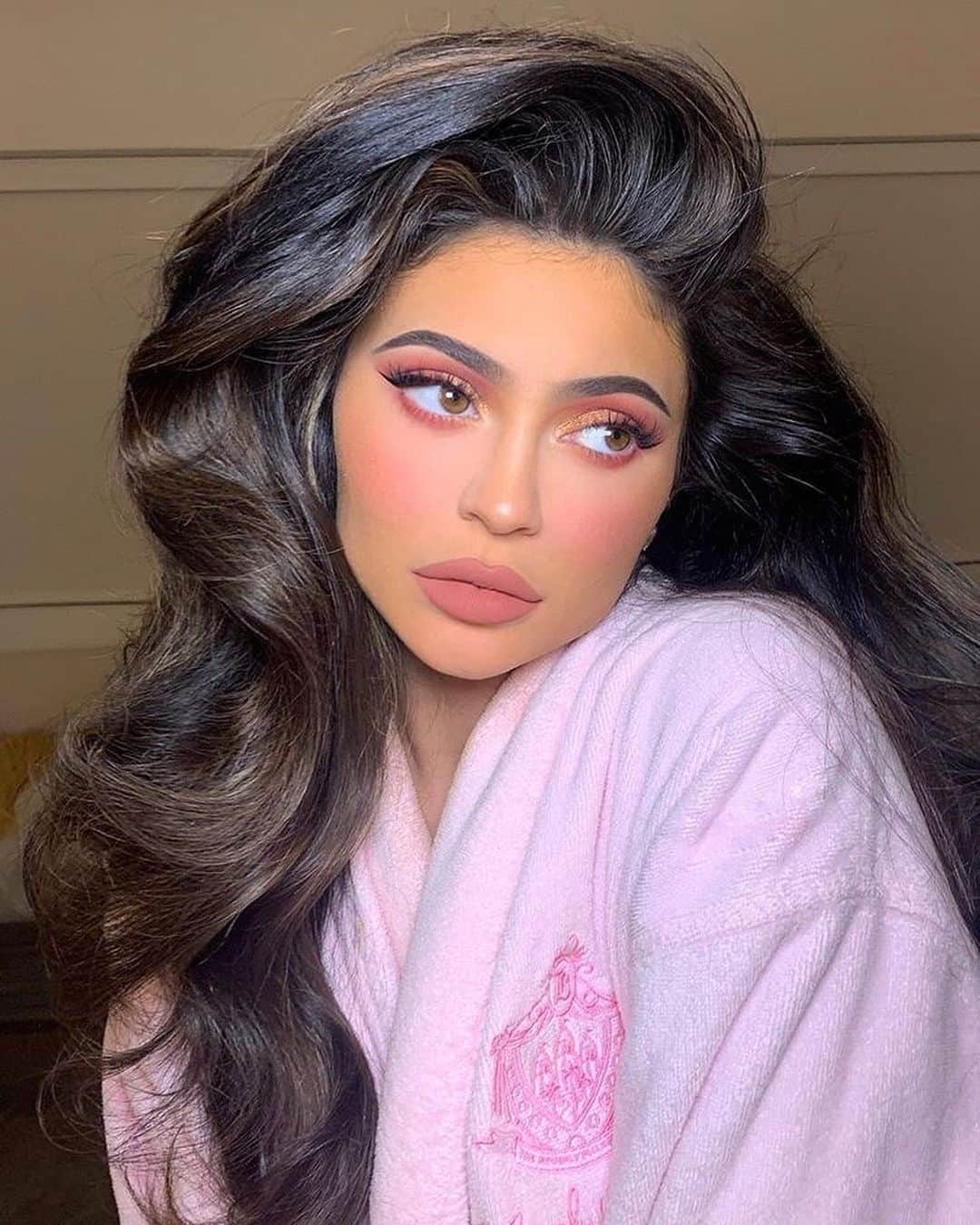 Kylie Cosmeticsさんのインスタグラム写真 - (Kylie CosmeticsInstagram)「Some of our favorite @kyliejenner glam moments from 2019 💕🎉 which look is your fav?」12月23日 8時10分 - kyliecosmetics