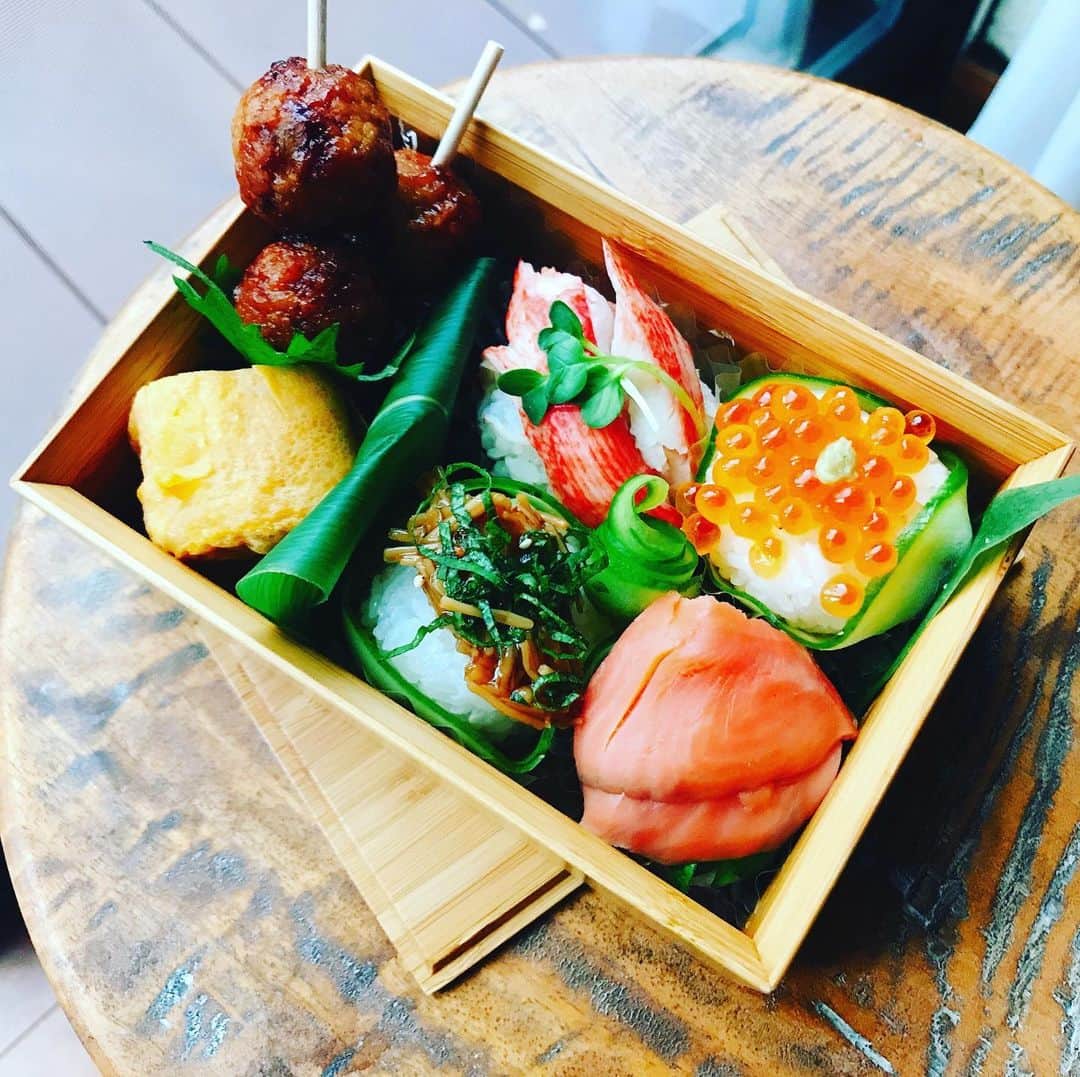 haruさんのインスタグラム写真 - (haruInstagram)「2019 12 23 月曜日  おはようございます * 師走らしい寒さの 日曜日 御殿場行って @kyoko.kawase  さん @trois55  ちゃん に教えてもらった #さわやかハンバーグ  へ なんと4時間待ち… アウトレット行き scotchgrain で 夫のクリスマス🎄プレゼント 探し 夕方に炭火焼きハンバーグ 食べ終わって あれ？まだ食べれそう？ ジューシーで美味しかったぁ😗 焼き具合いどうですか？ って笑顔可愛いお姉さん♡ また行きたいなぁ 😊 * お弁当記録 * お弁当記録 ※手まり寿司 カニカマ・いくら・スモークサーモン・七味えのき ※つくね串 ※卵焼き など * * #手まり寿司弁当 #手毬寿司 #わっぱ弁当 #公長齋小菅 #おひるごはん #お昼が楽しみになるお弁当 #夫弁当#旦那弁当 #おっさん弁当#おにぎりハンバーグ#げんこつハンバーグ #静岡御殿場#待ち時間の過ごし方 #日曜日のごちそう #暮らし#日々のこと #お弁当生活#和食ごはん#地味弁 #おうちごはん  #lunch#lunchbox #lunchtime #obento #bento#yummy#hamburger #japan #japanesefood」12月23日 8時13分 - shoco132102