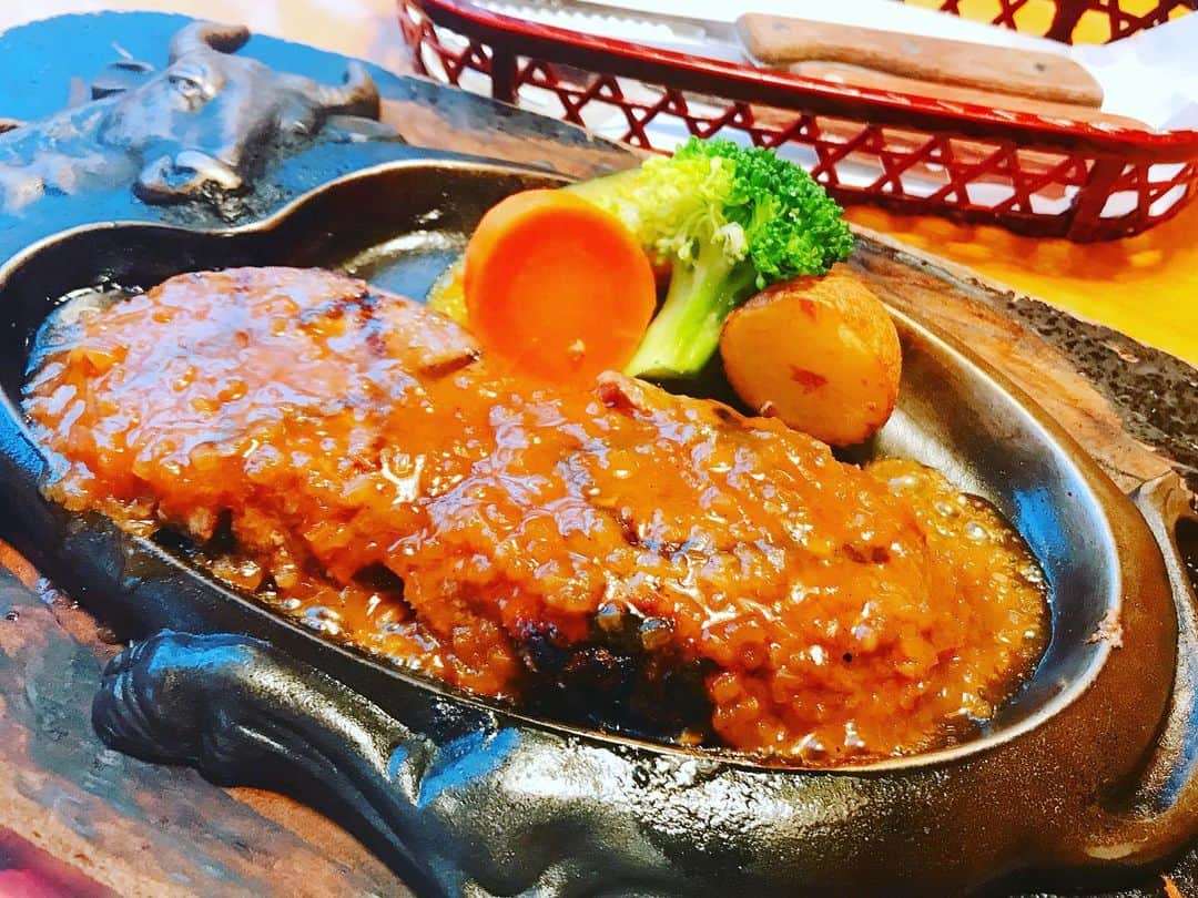 haruさんのインスタグラム写真 - (haruInstagram)「2019 12 23 月曜日  おはようございます * 師走らしい寒さの 日曜日 御殿場行って @kyoko.kawase  さん @trois55  ちゃん に教えてもらった #さわやかハンバーグ  へ なんと4時間待ち… アウトレット行き scotchgrain で 夫のクリスマス🎄プレゼント 探し 夕方に炭火焼きハンバーグ 食べ終わって あれ？まだ食べれそう？ ジューシーで美味しかったぁ😗 焼き具合いどうですか？ って笑顔可愛いお姉さん♡ また行きたいなぁ 😊 * お弁当記録 * お弁当記録 ※手まり寿司 カニカマ・いくら・スモークサーモン・七味えのき ※つくね串 ※卵焼き など * * #手まり寿司弁当 #手毬寿司 #わっぱ弁当 #公長齋小菅 #おひるごはん #お昼が楽しみになるお弁当 #夫弁当#旦那弁当 #おっさん弁当#おにぎりハンバーグ#げんこつハンバーグ #静岡御殿場#待ち時間の過ごし方 #日曜日のごちそう #暮らし#日々のこと #お弁当生活#和食ごはん#地味弁 #おうちごはん  #lunch#lunchbox #lunchtime #obento #bento#yummy#hamburger #japan #japanesefood」12月23日 8時13分 - shoco132102