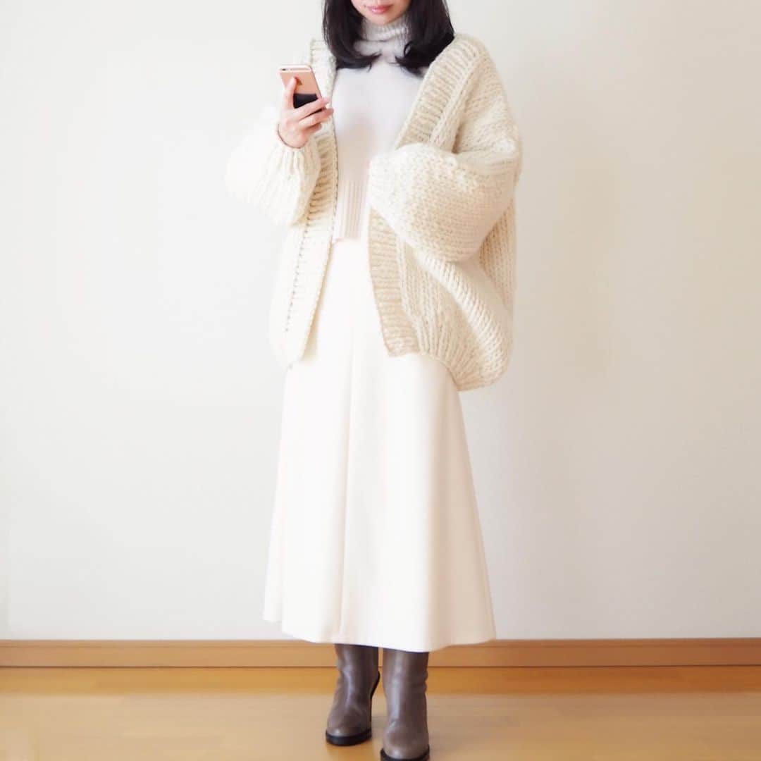 hanaのインスタグラム：「outfit❄️ * white☺︎ * もこもこ。 今日は カレーもトマトソースも食べません。 * #ilovemrmittens #norc #deuxiemeclasse #pippichic」