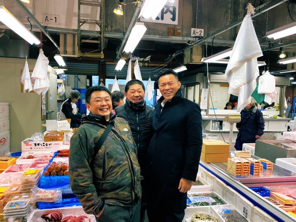 須藤元気さんのインスタグラム写真 - (須藤元気Instagram)「久しぶりに仕入れに来ました。東京で魚の卸売市場といえば築地市場や豊洲市場というイメージがありますが千住に「 足立市場」という卸売市場があるんですよ。#元気な魚屋さん #足立市場」12月23日 8時21分 - sudogenki
