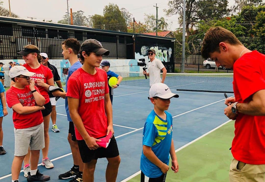 アレックス・デミノーさんのインスタグラム写真 - (アレックス・デミノーInstagram)「That was fun ☺️ Yesterday I surprised an awesome group from one of @tennisqueensland’s dedicated tennis clubs with some #TeamAustralia supporter gear to show their team spirit 👊🏼 See you all in January at #ATPCup 🇦🇺 @atpcup @brisbanetennis @visitbrisbane @visitqueensland」12月23日 8時23分 - alexdeminaur