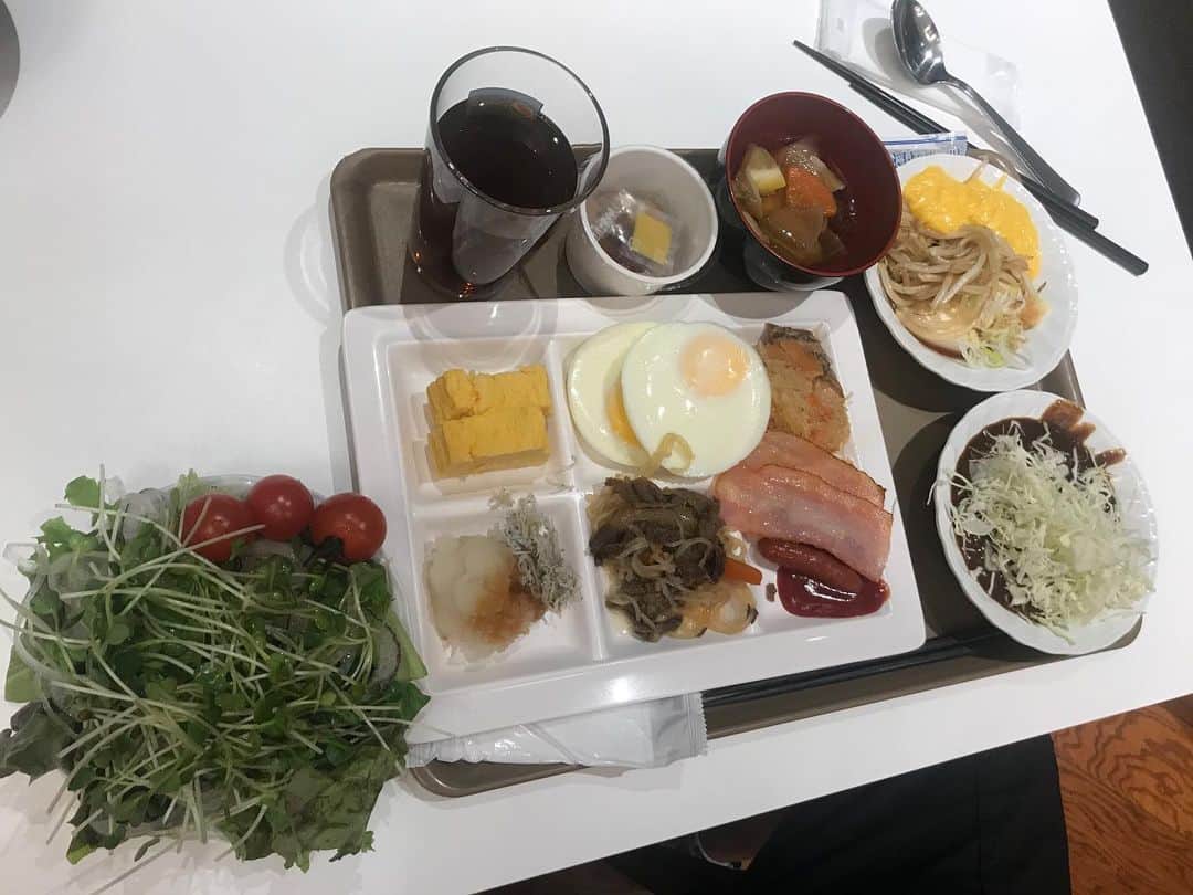 クロちゃんさんのインスタグラム写真 - (クロちゃんInstagram)「朝ごはん  カレーにシャキシャキのキャベツ食べる。 歯応えあるし、お腹すぐいっぱいになる。」12月23日 8時23分 - kurochandesuwawa