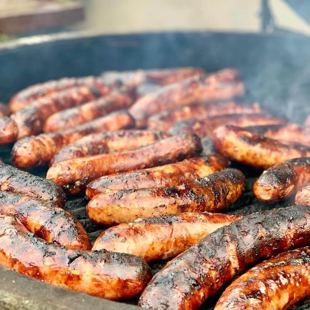ジョンソンヴィルのインスタグラム：「Sun's out. Who's got their grills out?  Show us your #wintergrilling photo (and tag it with this hashtag) and we may just send a few extreme grillers some swag to get you through your next winter grilling session! Instagram photo courtesy of @cheeseheadegger  #DecemberGrilling #SunsOutBunsOut」