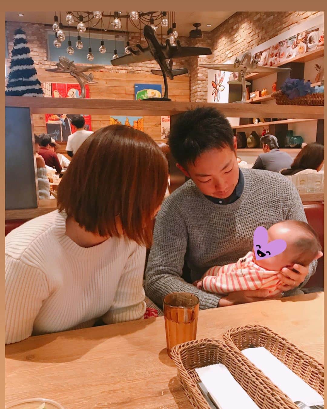 宮里美香さんのインスタグラム写真 - (宮里美香Instagram)「*** 久しぶりに… パパになったしんじと会いました！ 娘の、”かのんちゃん”と、初めてのご対面😍しんじにそっくり！！ めっちゃ可愛いかったなぁ❤️ 弟みたいな存在のしんじが、パパになったのが今でも信じられないです😆 . #久しぶりの再会 #弟的存在 #中学校と高校一緒  #うちなーんちゅ  #富村真治 #パパになりました  #おめでとう #似すぎ  #めっちゃ可愛かった」12月23日 8時32分 - mikamiyazato_official