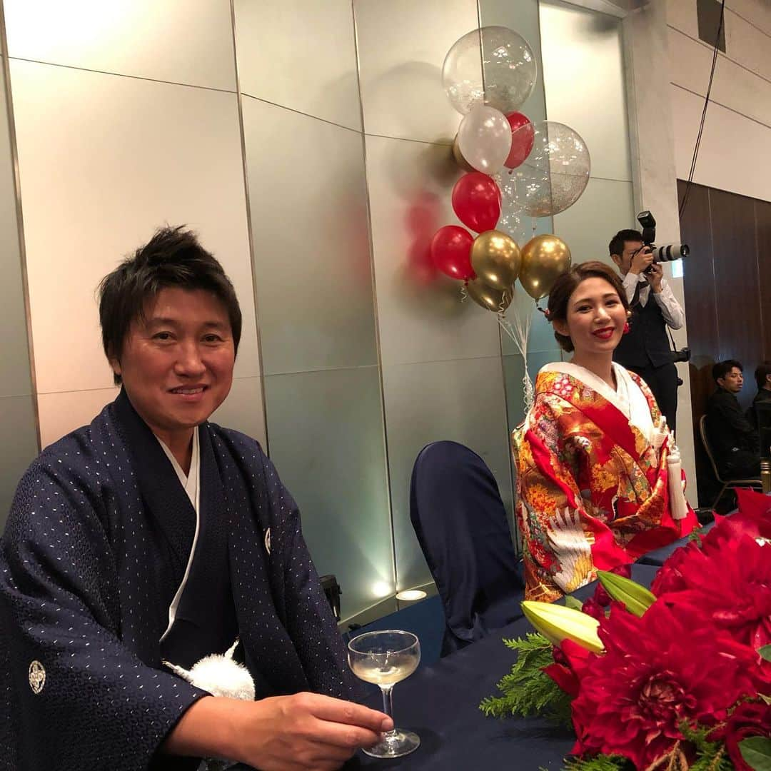 宮里優作さんのインスタグラム写真 - (宮里優作Instagram)「昨日は同級生の結婚式でした！！ 笑いあり涙ありの素晴らしい結婚式でした！！ チェホソンさんと出水田君、そしてスペシャルゲストの嵐？(笑)  とにかくおめでとう㊗️🎊 末長くお幸せに❤️🤣 あとは岩田寛の結婚だな〜🤣🤣🤣 相手募集中です🙇🙇🙇 @kimura.koichiro #おめでとう#奥様#家族を#大切に#岩田寛#同級生」12月23日 8時34分 - yusakumiyazato_official