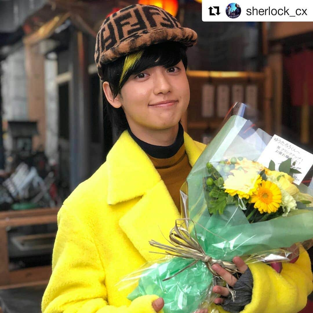 岡山放送さんのインスタグラム写真 - (岡山放送Instagram)「#Repost @sherlock_cx (@get_repost) ・・・ 今夜9時からは #シャーロック 特別編の放送✨🕘 #可愛すぎるオシャレな情報屋レオ を本当にキュートに演じてくれた #ゆうたろう くん 特別編の撮影を終えてのオールアップ 📸 なんとこのレオのシーンでシャーロックの撮影もオールアップだったんです✨ 思えば、クランクインもレオのスケボーシーンからでスケボーの練習も沢山して本当に大変だったと思いますが、お疲れ様でした✨ 今夜放送の特別編もレオが どのように出演しているのか お楽しみに✨ 今夜は9時から2時間スペシャルです🦁 何度も言いますが、本当の意味でのラストを皆さんお見逃しなく🤗  #シャーロックアントールドストーリーズ #今夜よる9時は特別編 #岩田剛典 #佐々木蔵之介 #山田真歩  #若村麻由美 #伊藤歩 #大友康平 #小市慢太郎 #松本まりか #金子ノブアキ #岸井ゆきの #和田正人 #吉川愛 #矢野聖人 #田邊和也 #黒沢あすか #山城琉飛 他豪華キャスト 🌸 #月9 #盛り上がってきたねー  #フジテレビ系列#FNS#8ch#OHK#岡山放送」12月23日 8時34分 - ohk_official