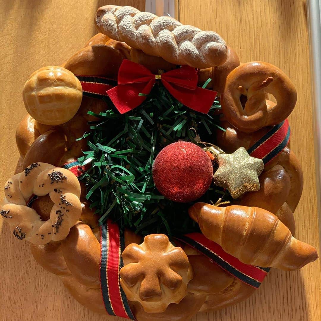 ANDERSEN アンデルセンさんのインスタグラム写真 - (ANDERSEN アンデルセンInstagram)「パンリース&パンボード . アンデルセンの店内には、 パンで作ったリースやパンボードなど ヘクセンハウス(お菓子の家)以外にも ベーカリーならではのディスプレイが 飾られています☆ . ▷写真 1枚目 アンデルセン伊勢丹立川店 . ダークチェリーやくるみパン、サンライズ など、アンデルセンのロングセラーのパン の他、松ぼっくりやお花まで パンで出来ています✨ . ▷写真 2-3枚目 イースタイムカフェ&アンデルセン . 麦の穂やエピなど、収穫の恵みを 表現したリースに加え、 サンタさん🎅をモチーフにした かわいらしいパンボード🥖 . 賑やかな店内になっています☺︎ . ▷写真 4枚目 福屋八丁堀店 . かわいらしいパンでツリーを かたどったパンボード。  ダークチェリーやバゲット🥖、 あんぱんやクリームパンなど 日本ならではのパンたちも… チョコストライプなども加わって さまざまなパンでクリスマスらしさを 表しました◎ . ▷写真 5-7枚目 アンデルセン成城店 . どれも本物のようにおいしそうな 店長&チーフ力作のパンリース。 . けしの実を振るなど、仕上げまで本格的です♪ . ▷写真 8枚目 アンデルセンルミネ立川店 . デンマークの国旗(ダンネブロ)や マーガレットなどで飾ったパンリース。  シンプルですが、赤や白の飾りが お店の中でアクセントになっています🇩🇰 . . ✴︎ . いよいよ明日はクリスマスイブですね🎅 . 素敵なクリスマスを迎えられますように❄︎ .  #みんなで作るヒュッゲクリスマス #パン #ベーカリー #アンデルセン #アンデルセンのパン  #ヒュッゲ #ヒュッゲクリスマス #クリスマス #リース #アンデルセン伊勢丹立川店 #アンデルセン福屋八丁堀店 #アンデルセン成城店 #アンデルセンルミネ立川店 #立川 #福屋本店 #成城 #エキエ . #andersen #bread #bakery #hygge #jul #christmas」12月23日 8時55分 - andersen_official_jp