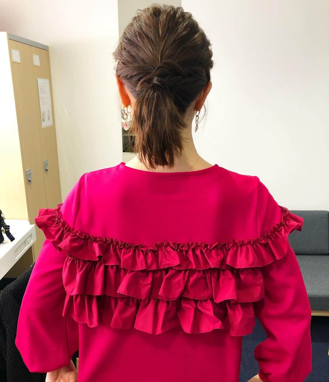 中村秀香のインスタグラム：「今朝は #すまたん ありがとうございました😊♬ .  背中のフリルが可愛い衣装でした！👚✨ .  明日も #すまたん お天気担当です。よろしくお願い致します！！」