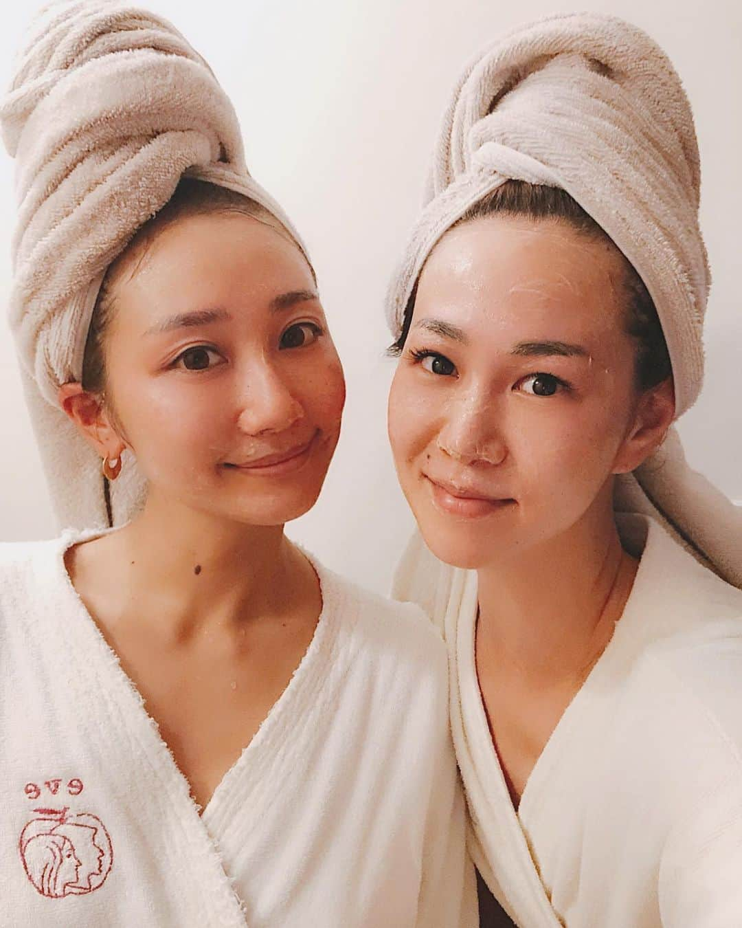 須田朱音さんのインスタグラム写真 - (須田朱音Instagram)「𝐒𝐀𝐔𝐍𝐀忘年会🧖🏻‍♀️🧖🏻‍♀️﻿ ﻿ 週末はいくちゃんと、﻿ 2019年の汚れを流すべく。﻿ ﻿ アダイブへ♨️﻿ ﻿ アカスリ→サウナ→経絡マッサージで、﻿ ﻿ 身体の内側も外側もデトックス🧘🏻‍♀️﻿ ﻿ ﻿ @summerfridays のオーバータイムマスクで﻿ フェイススクラブもして全身つるっつる✨﻿ (スクラブ中の写真だよ笑)﻿ ﻿ #サウナ忘年会 #saunner #ttne 全身 #ととのった #韓国定食 も食べた #オロポカ より #豆乳ザクロ 派」12月23日 9時10分 - akane_godo