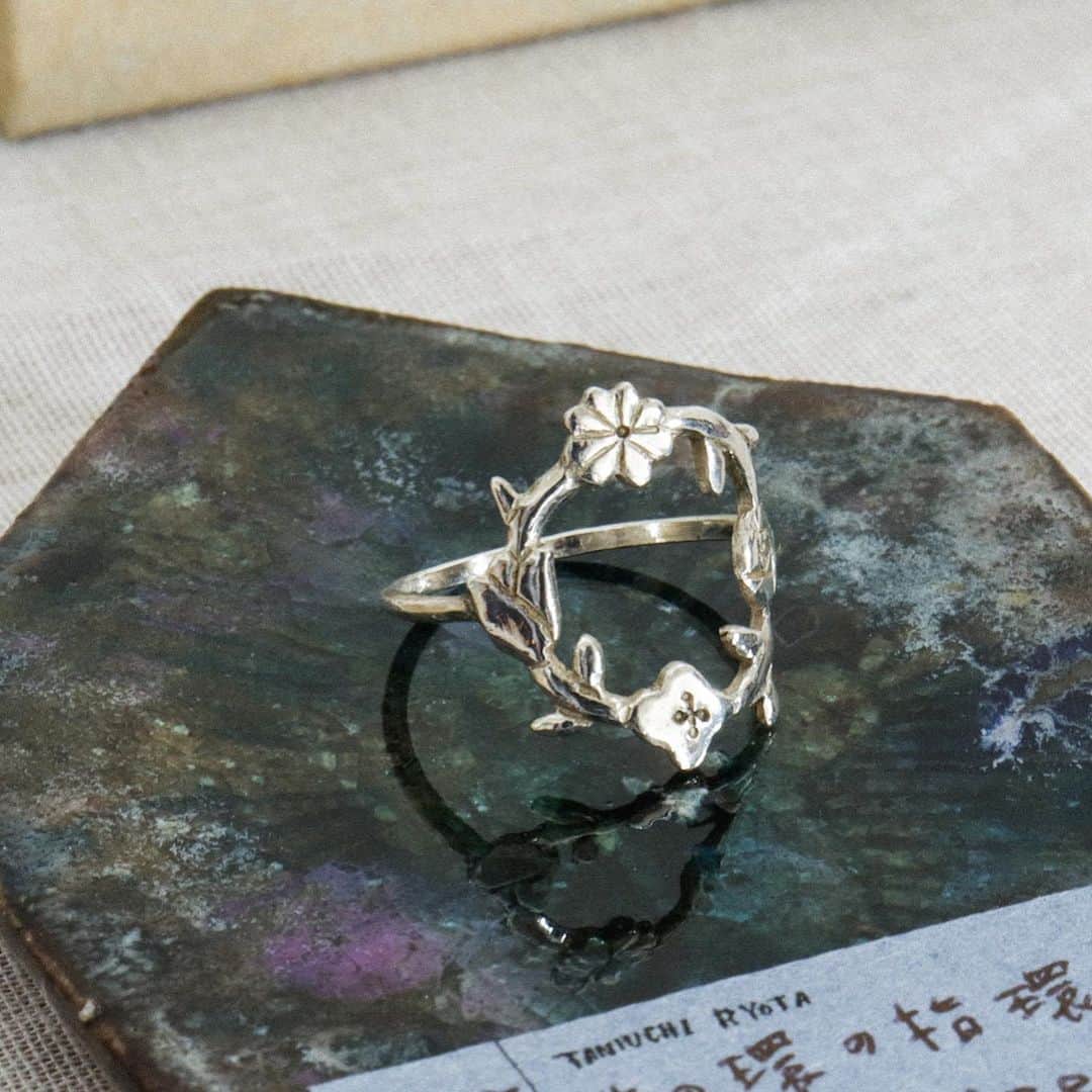 のインスタグラム：「【谷内亮太 個展「ゆめみのたび」at soel 12/11〜25】 ﻿ 現在、soelで開催中の谷内亮太さんの個展「ゆめみのたび」。谷内さん定番のお花がモチーフになった指輪や、真冬の夜空に輝く星のように美しい星座のブローチなどが並んでいます。アクセサリーはその場でお持ち帰りいただけますので、クリスマスのプレゼントをお探しの方はぜひお立ち寄りくださいね。﻿ ﻿ ＊年内の営業は12/25（水）までとなっております。通常お休みを頂いている、月曜日と火曜日も営業いたします。ぜひ、お越しください。﻿ ﻿ 【谷内亮太 個展「ゆめみのたび」】﻿ 会　期：2019/12/11（水） – 12/25（水）﻿ 定休日：12/16（月）、12/17（火）﻿ 時　間：11:00 – 18:00﻿ 場　所：soel（ソエル）﻿ 住　所：東京都調布市下石原2-6-14 2階　■﻿ tel.　：042-444-5572﻿ @ryota_taniuchi﻿ #手紙社 #手紙舎 #tegamisha #谷内亮太 #taniuchiryota #ゆめみのたび #TOKInoHATE #tegamisha_soel #soel #ソエル #silver #jewels #jewelry #accessory #handcrafted #handmadebag」