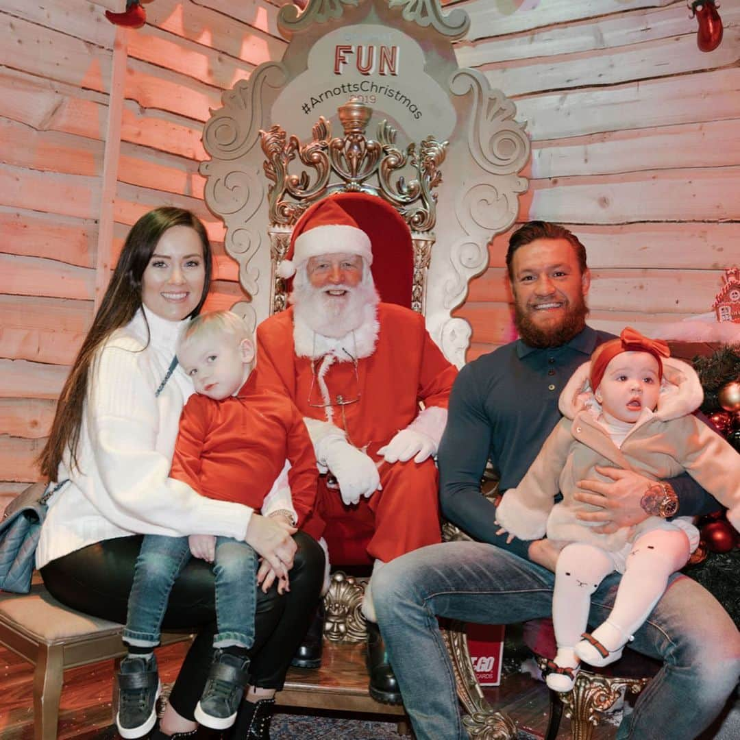 コナー・マクレガーさんのインスタグラム写真 - (コナー・マクレガーInstagram)「First visit to Santa today 🎅  Santa told us that Christmas is the season of love and understanding!  To Love each other, and to Understand each other!  It is all that matters! Merry Christmas everyone ❤️」12月23日 9時20分 - thenotoriousmma