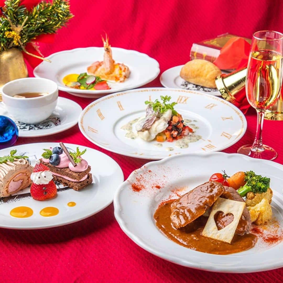 迷宮の国アリスのインスタグラム：「こんにちは、迷宮の国のアリスです。 ブログ更新しました！ 「クリスマスにはコース料理で華やかに | 迷宮の国のアリス 銀座」 是非ご来店をお待ちしております。 ▼詳しくはこちら▼ https://alice-meikyunokuni.com/archives/blog/2853 ☎電話番号：050-7301-5487  #迷宮の国のアリス #女子会 #銀座 #お茶会 #アリス #パーティー #ワイン #チーズ #カクテル #カフェ#デザート #イタリアン #オシャレ #ディナ」
