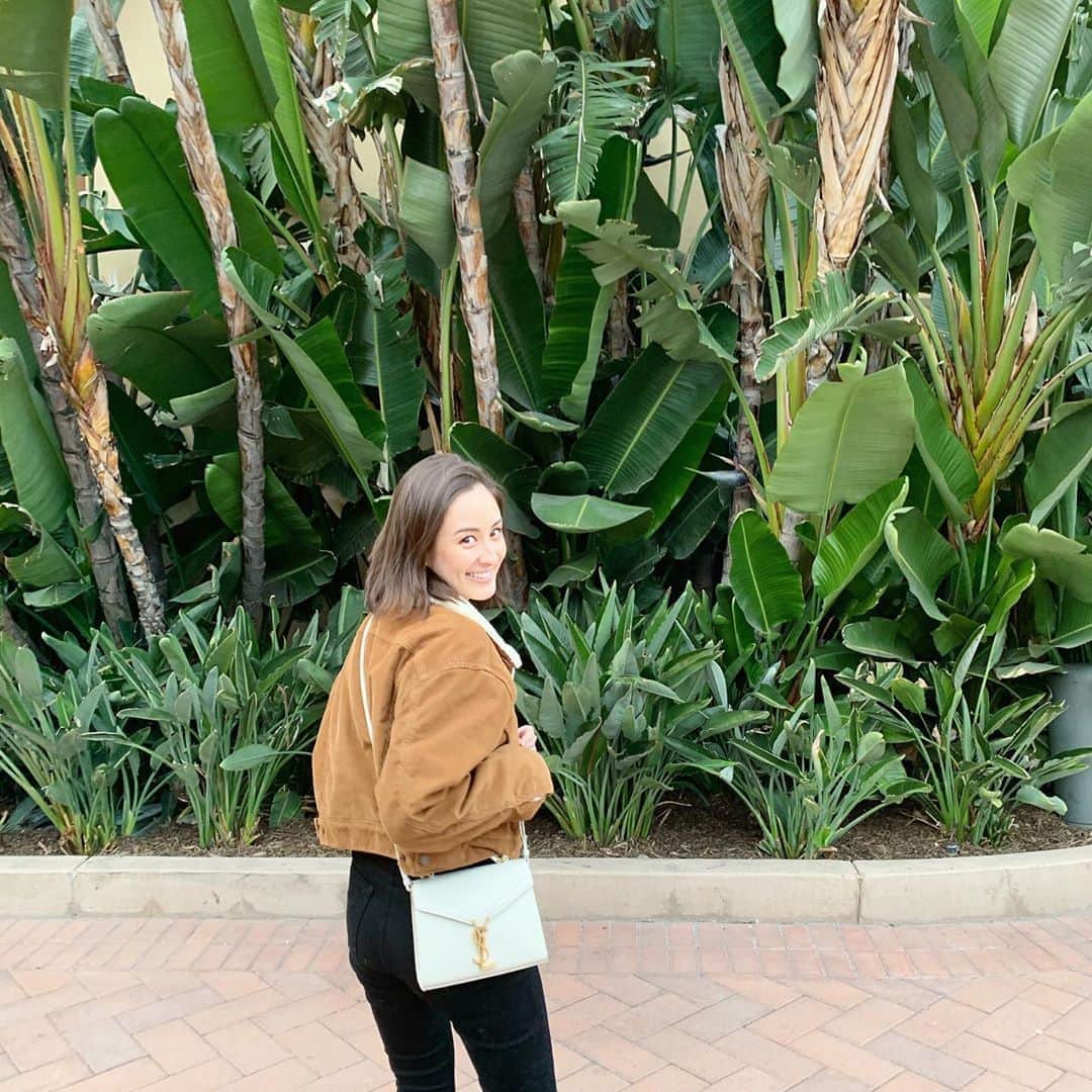 オードリー亜谷香のインスタグラム：「Home for the holidays🎄 #ysl #yvessaintlaurent #cassandra」