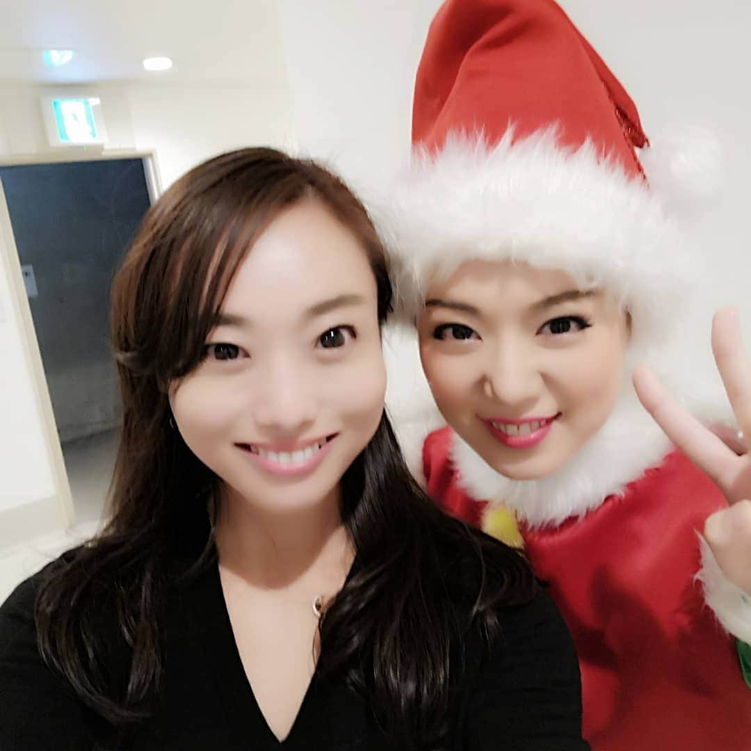 華耀きらりさんのインスタグラム写真 - (華耀きらりInstagram)「あっちゃんのクリスマストーマスの舞台観てきましたぁ 可愛いサンタの衣装で面会きてくれました🎄🎅🎁✨ . 可愛い過ぎたのであっちゃんの一人録りも📸 . あっちゃんありがとうー . #愛純もえり #同期  #サンタさん #merrychristmas」12月23日 9時56分 - hi__kirari_kayo