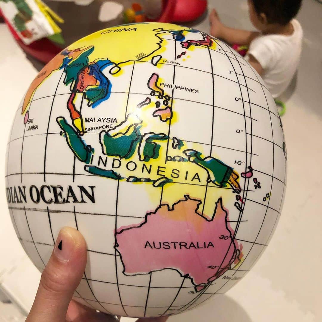 森本容子さんのインスタグラム写真 - (森本容子Instagram)「え⁉️インドネシア大きいな❗️😆 バリ島で買った息子の🌍ボールが雑なプリントでした。」12月23日 10時05分 - yocomorimoto