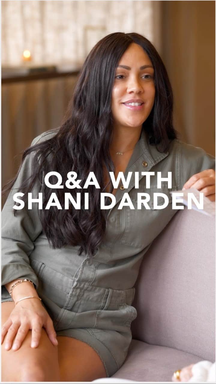 Marianna Hewittのインスタグラム：「Since 2013, I have been seeing @shanidarden for facials and she has taught me to much about skincare (and is the esthetician responsible for clearing up my skin!) We finally sat down to film a video together and now she is answering the questions you wanted to know all about acne, what order to apply products, what not to mix and of course when to use @summerfridays」