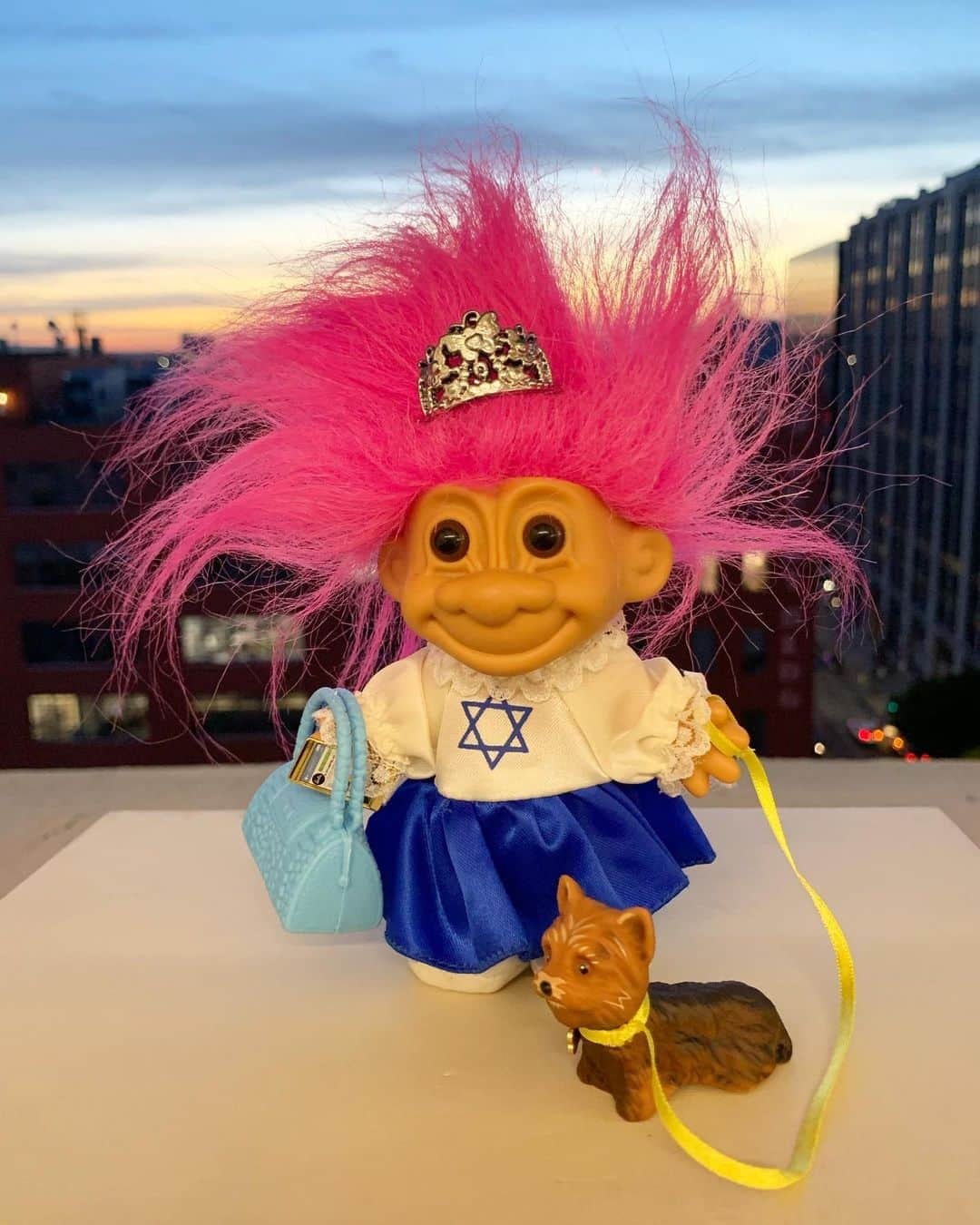 シドニーエヴァンさんのインスタグラム写真 - (シドニーエヴァンInstagram)「Heading over to Aunt Rose’s Hanukkah party for some Latkes! 😆 ✨🕎🍩 #SydneyEvan #HappyHanukkah *Troll Doll is from Rosanne’s Vintage collection 🤗」12月23日 10時11分 - sydneyevan