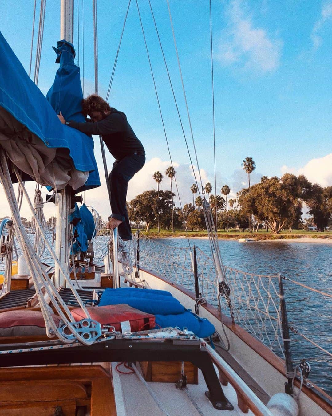 パリス・ヘンケンのインスタグラム：「My ride or die since ‘95 | A year ago today I talked about how amazing my twin is. This still holds true, however I talked about his dream to sail the world. Sterling has officially sailed from Mexico -> Polynesia Islands, Hawaii -> Long Beach, Guam -> Philippines, Philippines -> Taiwan, Taiwan -> Hong Kong, Hong Kong -> China, China -> Japan. The list has just begun and will continue. Just a small reminder that if you dream to do something with your life GO DO IT! Year 24 LFG | Happy Birthday to us 🥳」