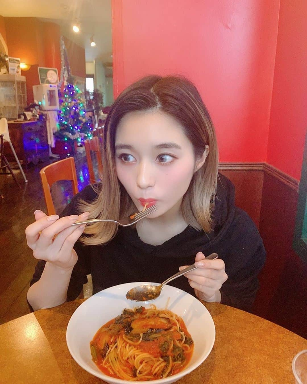 坂井朝香さんのインスタグラム写真 - (坂井朝香Instagram)「最近パスタ率高い🍝👏﻿ ﻿  パスタ好きやから嬉しい😆✨﻿ ここはたまたま通りかかって可愛いお店やけん入って見たんやけどめっちゃ美味しかった〜✨ ﻿ ﻿ 夢中で食べてる爆笑﻿ ﻿ #パスタ #ランチ #lunch」12月23日 10時15分 - asaka_sakai_