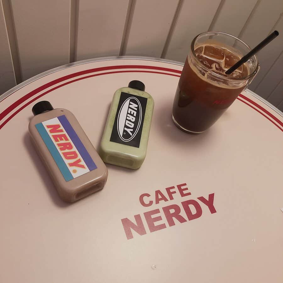 cahoさんのインスタグラム写真 - (cahoInstagram)「ボトルの飲み物可愛かった🍫🍼 . #NERDY #NERDYcafe #tokyo #널디 #널디카페 #카페스타그램」12月23日 10時27分 - o0___bb