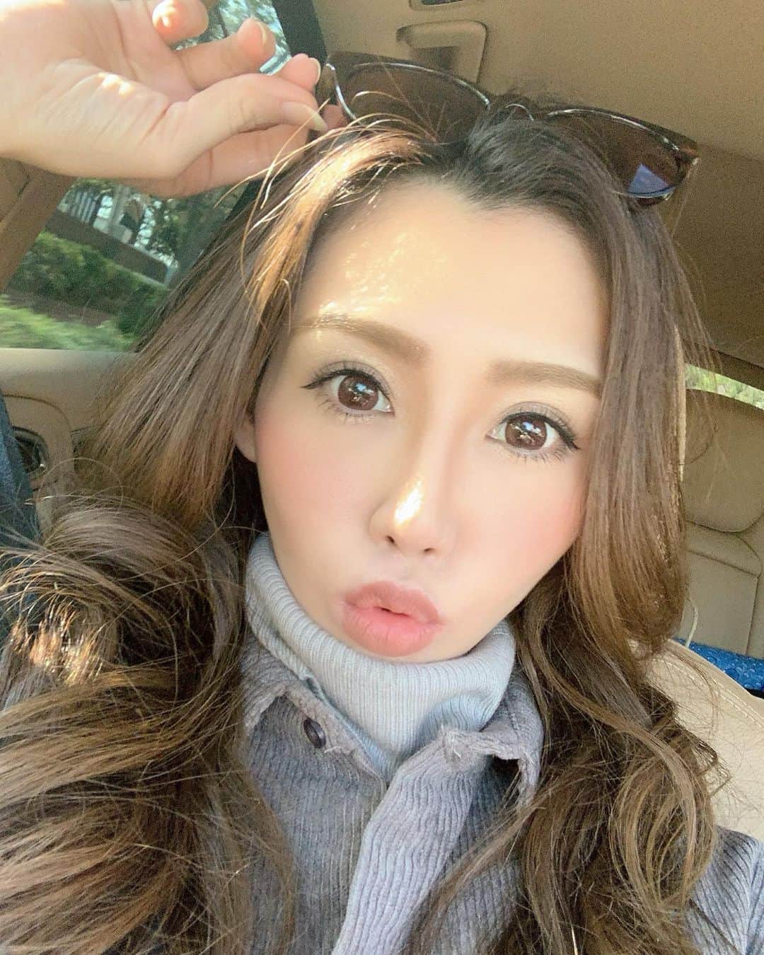 のインスタグラム：「. . 今日はこれからお天気良いみたいね☀️ 朝は雨上がりで寒かったけど🥶 今年も残りわずか頑張りましょ🌈 . Let's do our best today！！ Have a nice day！！ . . #シングルマザー #シンママ #シンママライフ#寒いの嫌い #巻き髪 #巻き髪ロング #ロングヘア #ナチュラルメイク #アラフォーママ #アラフォー #momlife #longhair #naturalmakeup」