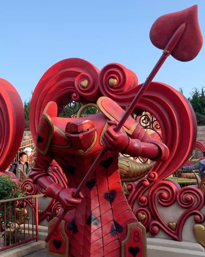 金子実加のインスタグラム：「アリスの迷路 . . . . . . . . . . #shanghai #shanghaidisneyland #disneyland #上海　#ディズニーランド #旅行　#アリス　#aliceinwonderland #アリスの迷路」