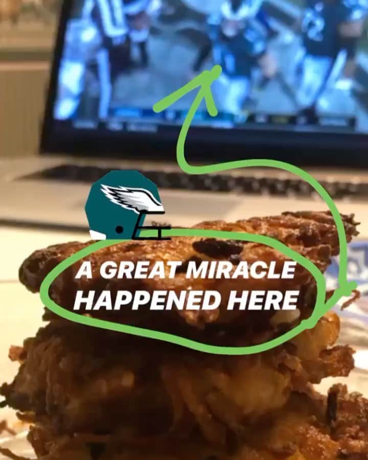 アダム・シャピロのインスタグラム：「LATKES AND EAGLES #miracles」