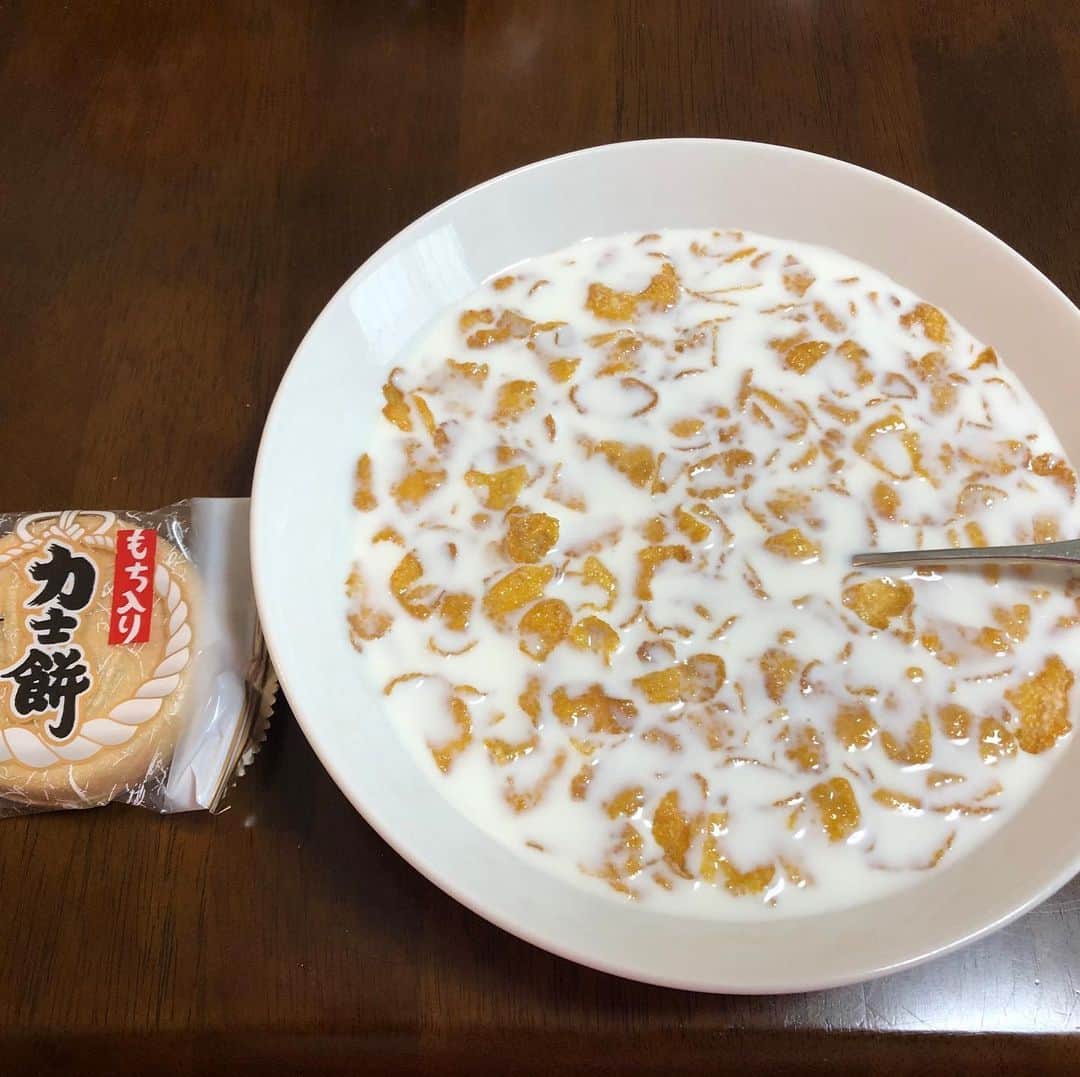 カバのインスタグラム：「‪おはようございます！‬ ‪では、コーンフレーク、もなか、頂きます！‬ . . #コーンフレーク #コーンフロスティ #もなか #ピザポテト #ミルクボーイ」