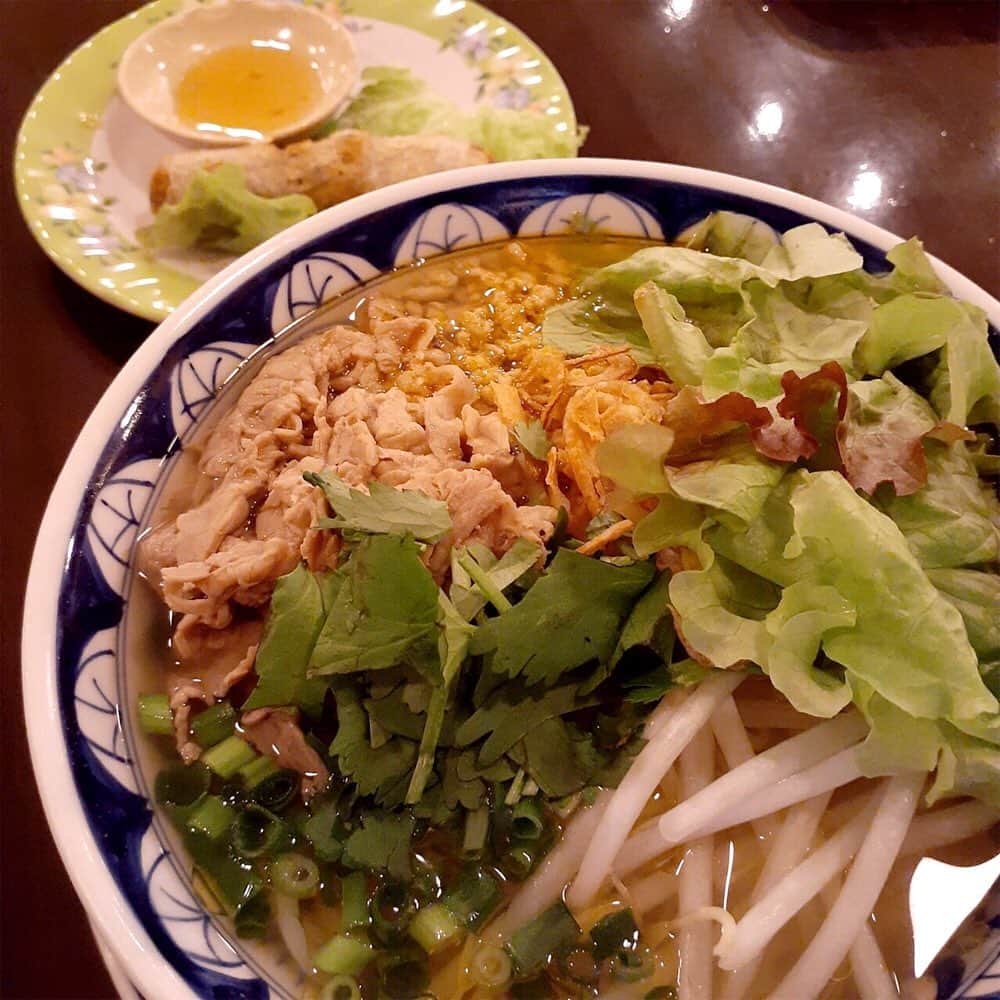 のインスタグラム：「地下鉄淀屋橋駅から徒歩約1分のところにある『Restaurant RIVE GAUCHE』でランチをいただいたよ。 お店が入っている芝川ビルは、登録有形物文化財に指定されていて、レトロな雰囲気がステキ♪ 今回は、週替わりのフォー、ベトナム定食、そしてお店一番人気のブン・ボー・フエをいただいたよ。「ブン・ボー・フエ」は牛肉とピリ辛ミンチの細麺。レモンや唐辛子、お味噌、にんにくチップで、自分好みの味にできるのも魅力のひとつ！日替わりのカニ玉とトマトのフォー、週替わりの定食もいただいたよ。メニューが変わるたびに何度も行きたくなるね。フォーや麺についてくる肉揚げ春巻きも絶品！パリパリの食感を楽しんでね。 ランチタイムにお弁当を始めたんだって！週替わりメニューをおうちやオフィスで楽しめるね。お弁当にはプラスでフォーをつけることも♪ ベトナムにいるみたいな雰囲気で、みんなも本場の味を楽しんでみてね☆  #enemarugourmet #えねまる #グルメ #えねまるグルメ #大阪 #淀屋橋 #大阪メトロ #リヴゴーシュ#RIVE GAUCHE #ベトナム料理 #カフェ #居酒屋 #ダイニングバー #フォー #生春巻き #ランチ #オシャレな空間 #大阪グルメ #関西グルメ #美味しい #おいしい #うまい #あまから手帖 #あまから」