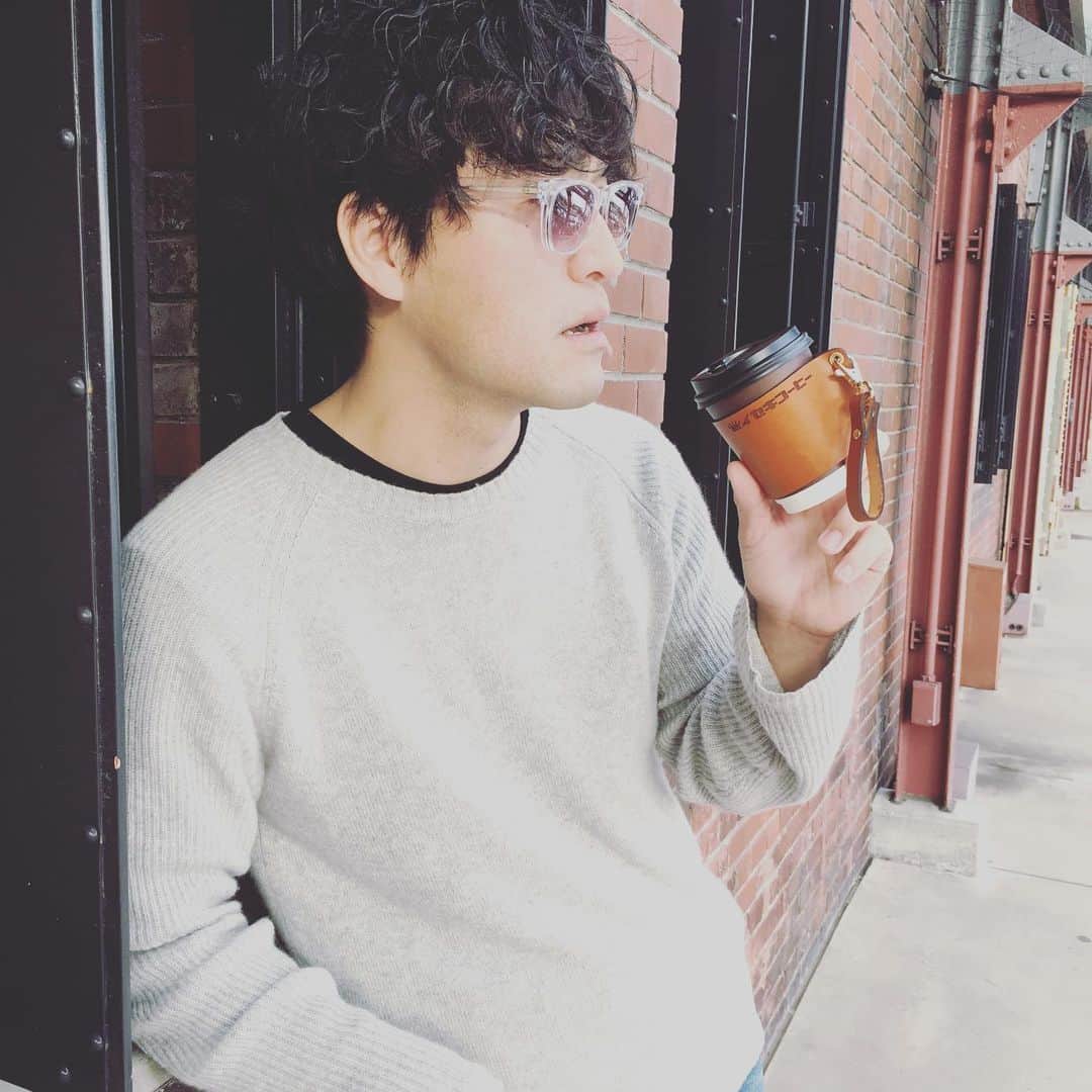 ISEKIのインスタグラム：「本革カップスリーブ  ストラップ付きなのでカバンにも付けられます👍  写真2枚目の様な帽子使いは間違いです🙅🏻×」