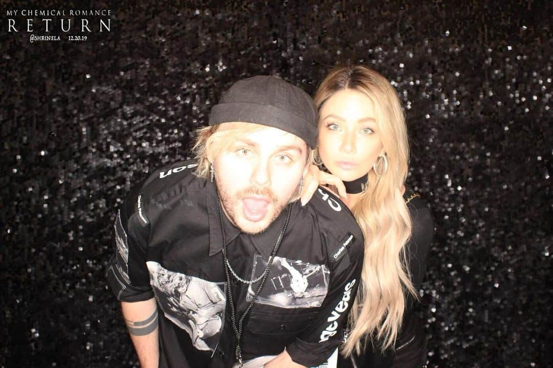 マイケル・クリフォードのインスタグラム：「Dead!」
